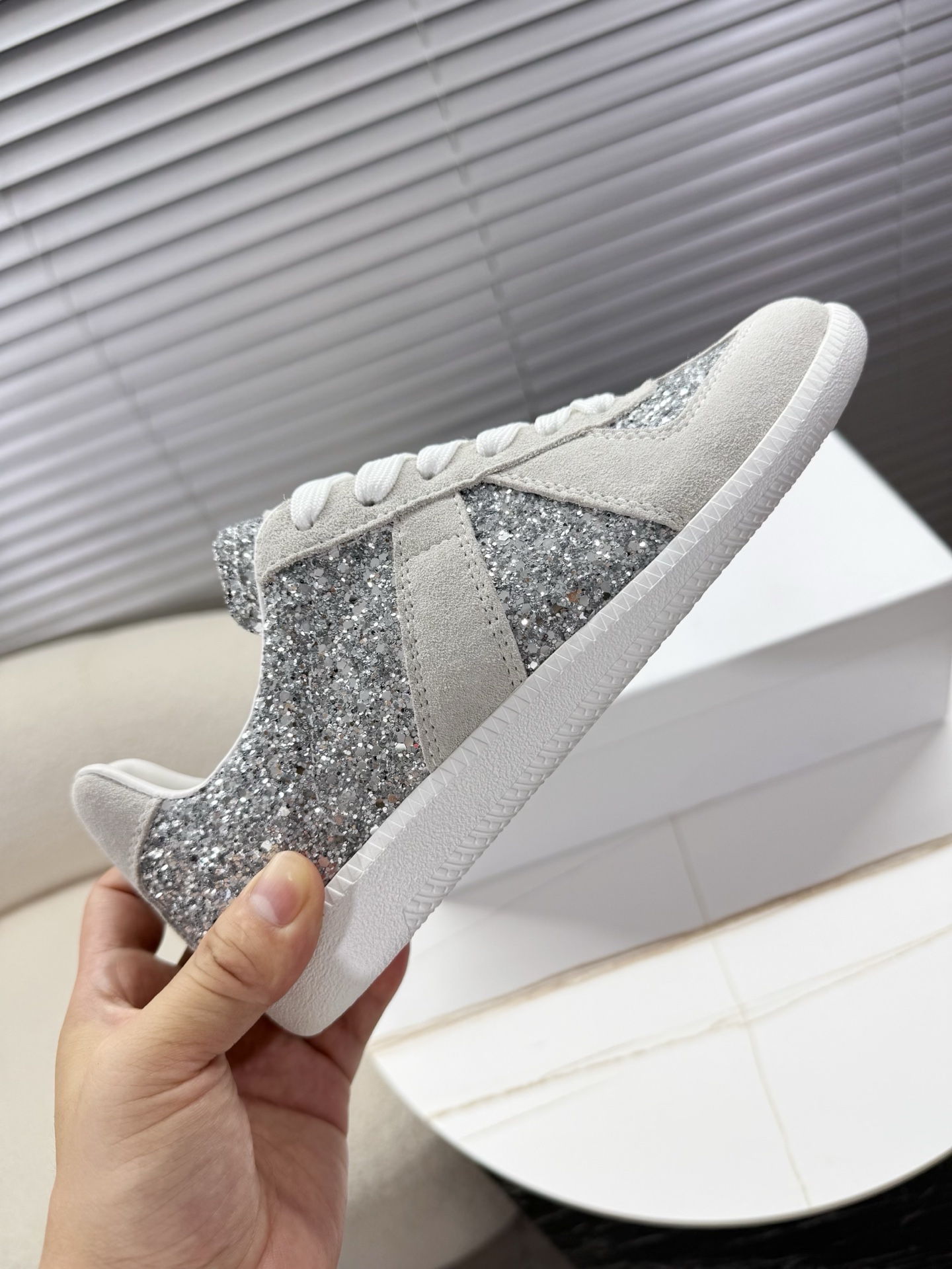 Title: Maison Margiela MM6 Couples’ Shoes Collection Summary Summary: Maison Margiela introduces upgraded MM6 couples’ shoes with sauerkraut skin and silver velvet for women and - 图片 8