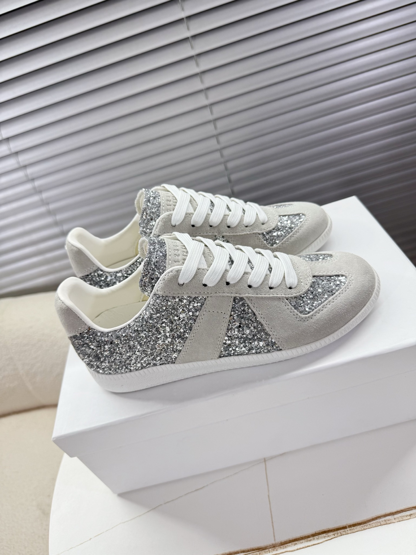 Title: Maison Margiela MM6 Couples’ Shoes Collection Summary Summary: Maison Margiela introduces upgraded MM6 couples’ shoes with sauerkraut skin and silver velvet for women and - 图片 6