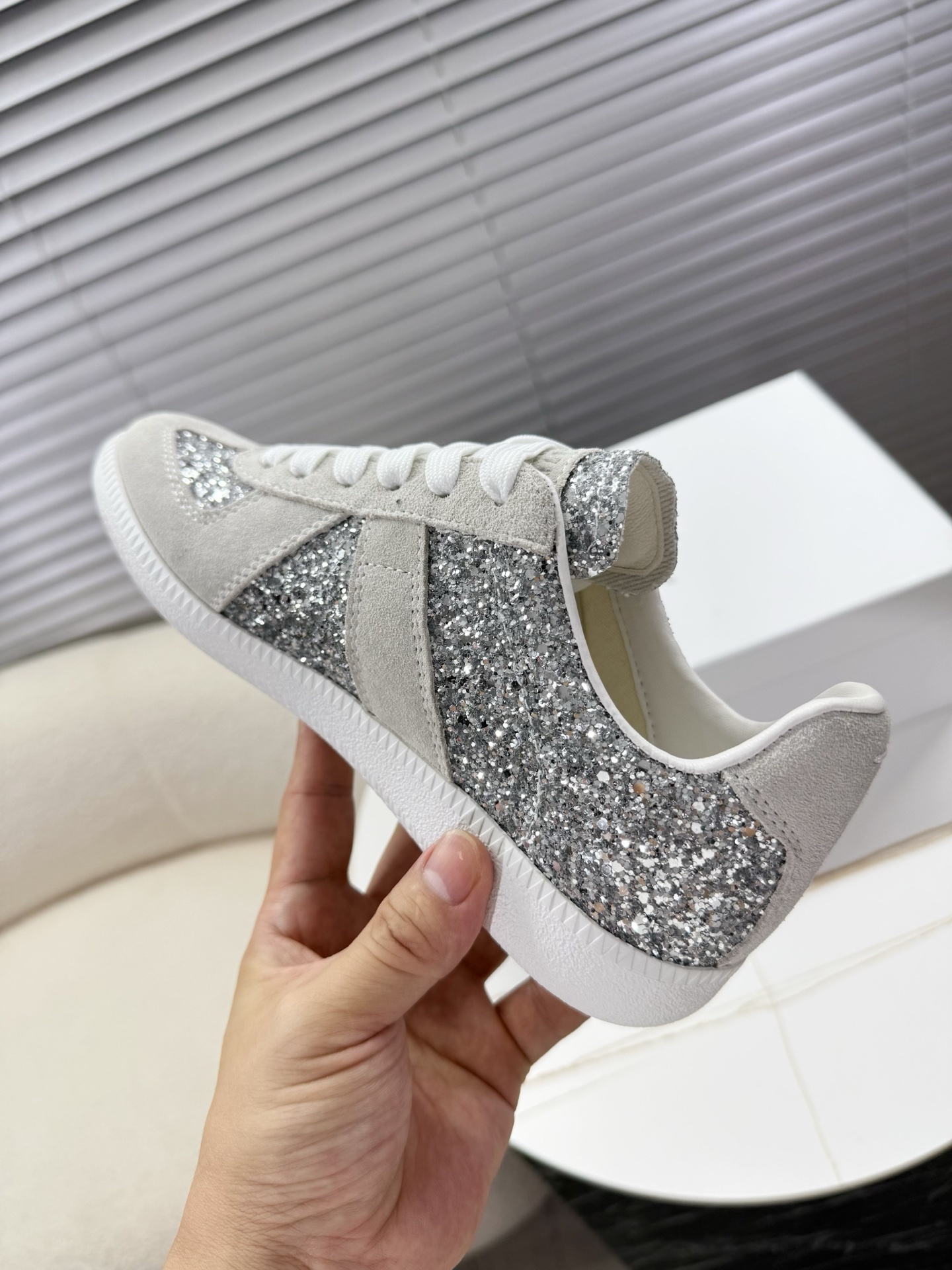 Title: Maison Margiela MM6 Couples’ Shoes Collection Summary Summary: Maison Margiela introduces upgraded MM6 couples’ shoes with sauerkraut skin and silver velvet for women and - 图片 9