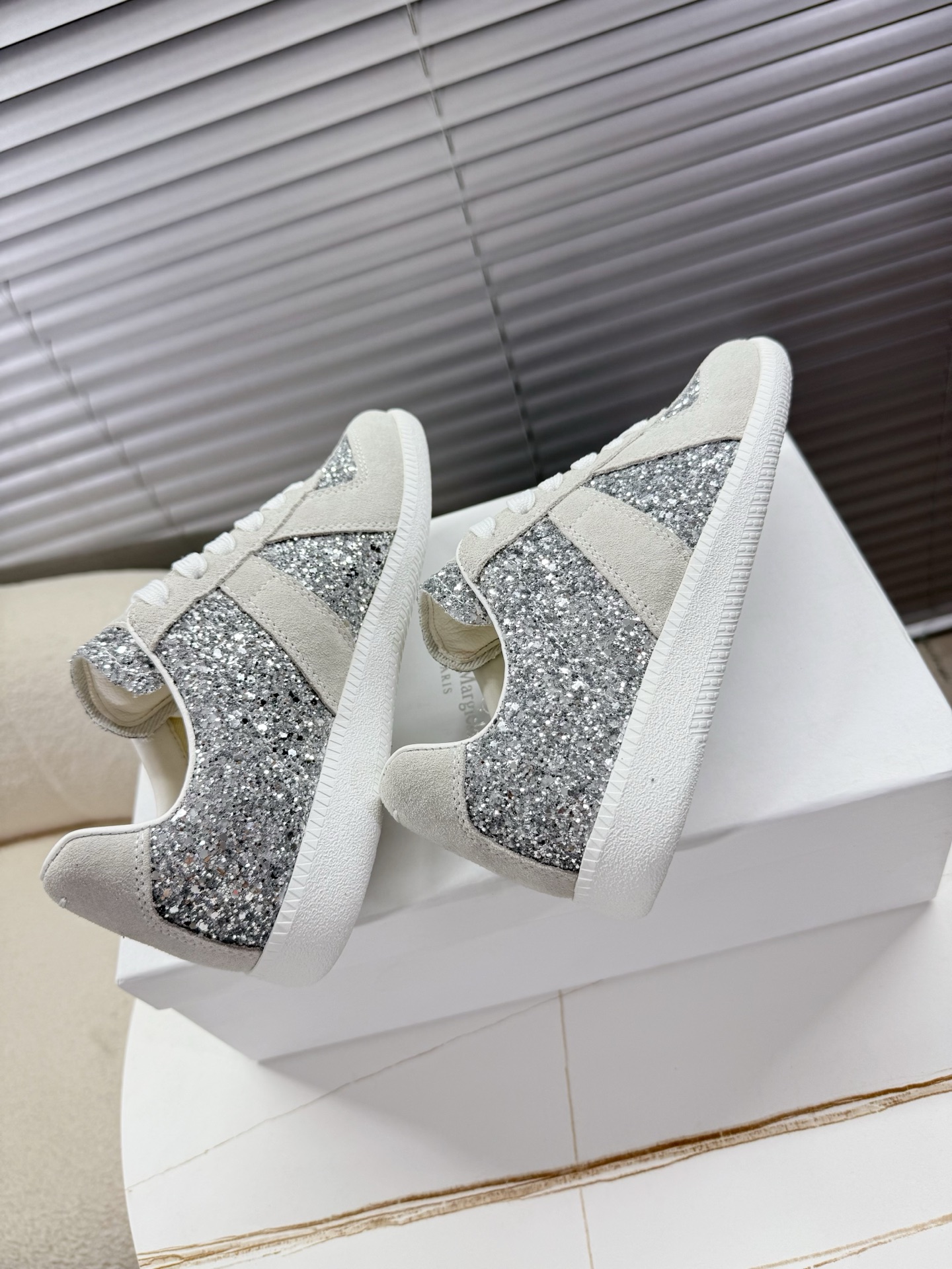 Title: Maison Margiela MM6 Couples’ Shoes Collection Summary Summary: Maison Margiela introduces upgraded MM6 couples’ shoes with sauerkraut skin and silver velvet for women and - 图片 4