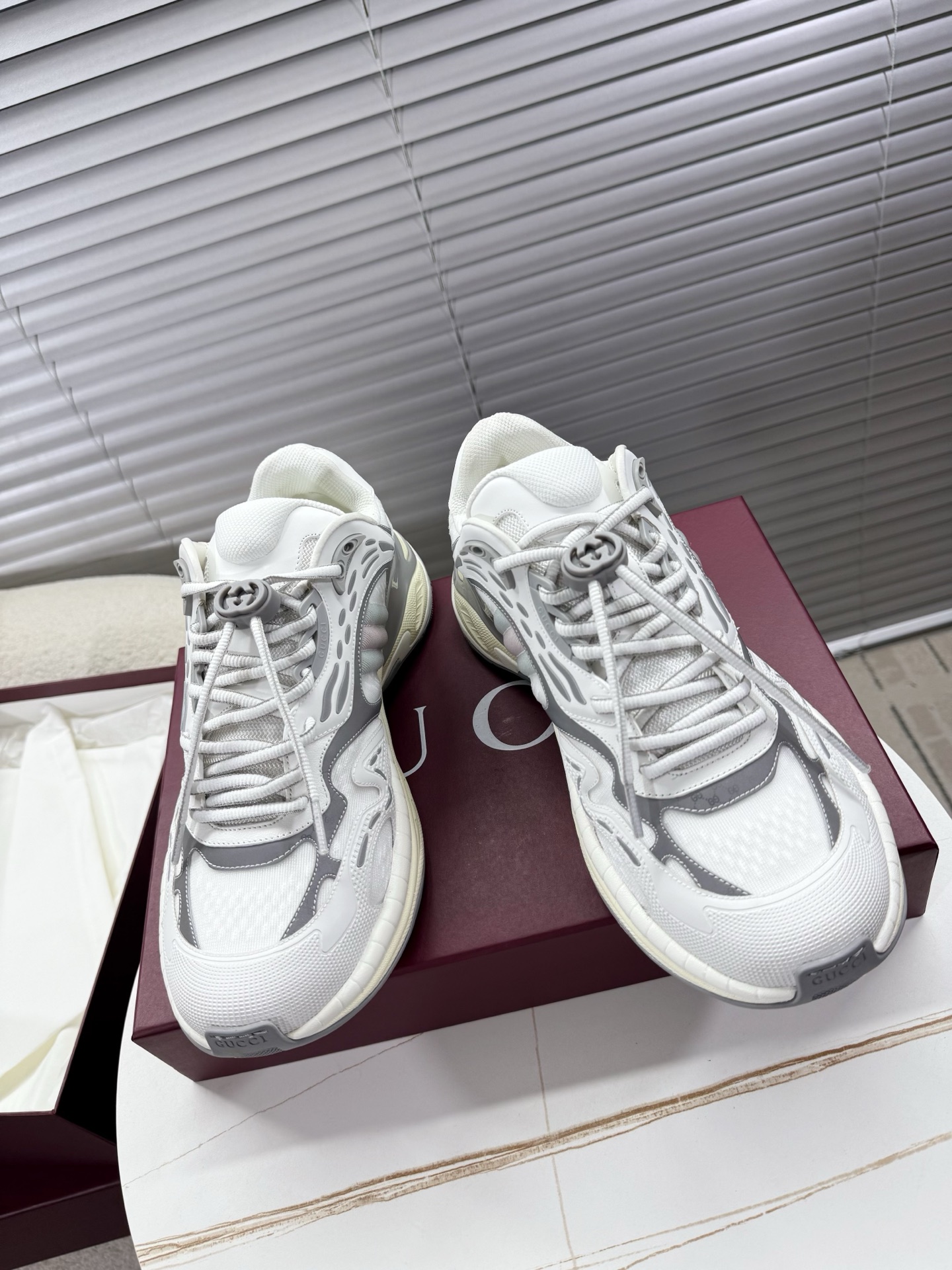 NO:409210,Top version Gucci 2.0 latest couple dad shoes; sports shoes... This sports running shoes will be a generation of masterpieces. It adopts technology mesh 3D printing technology, EVA shock-absorbing midsole has built-in carbon plate, TPU combination sole (approximately 4cm increased) thick sole perfectly presents a posture... The foot feels super invincible, sports comfortable, casual and versatile. Women's 35-40/men's 39-45 regular size, dad shoes, gucci, sneakers19860909顶级版本 Gucci 2.0 最新情侣款老爹鞋；运动鞋…… 这款运动跑鞋又将是一代绝唱 采用科技网面3D打印技术,EVA减震中底内置碳板,TPU组合大底（约4cm增高）厚底完美呈展姿态…… 脚感超级无敌好,运动舒适,休闲百搭 女款35—40/男款39—45正码,老爹鞋,gucci,sneakers,Women's Shoes