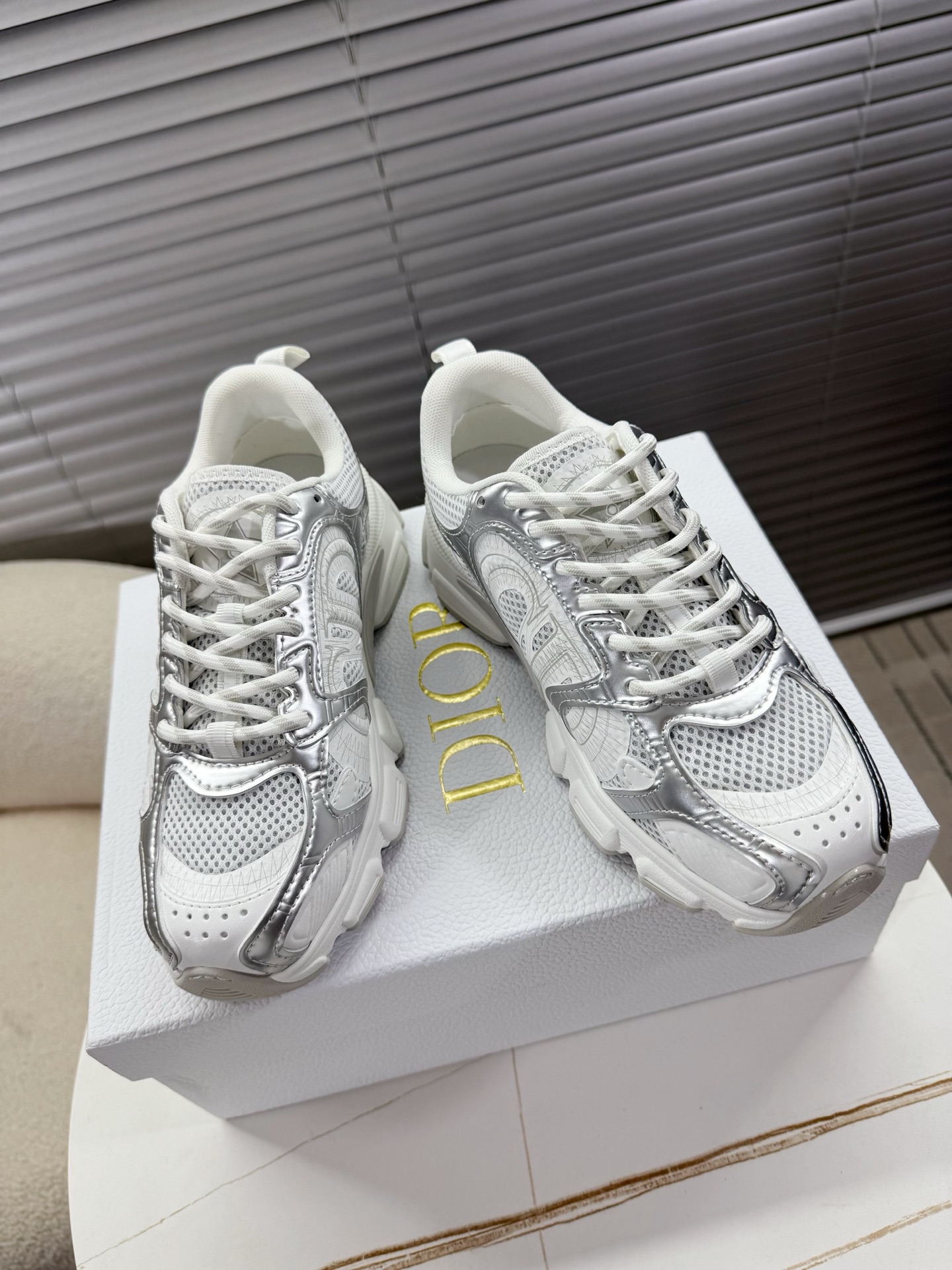 NO:408630,DIOR CHRONO New color sports shoes; dad shoes... Painted style sneakers that you fall in love with at first sight; Futurism is cool; classic and versatile all seasons, and can be matched with various clothing... The mix of leather and mesh materials has a good experience on this pair of shoes. The CD logo outlined by the thin lines on the side is also very unique, full of details, a new TP mold-absorbing outsole sports style... 35-40 matching packaging, dad shoes semi-travel, dior, sneakers19860909DIOR CHRONO 新配色运动鞋；老爹鞋…… 一眼就爱上的绘画风运动鞋；未来主义实属cool；经典百搭四季皆宜,可与各式服装搭配…… 皮革和网面材质的混搭在这双鞋上得到了很好的体验,侧面细线勾勒的CD logo也很别出心栽,细节满满,全新TP吸模大底运动风格…… 35—40配套包装,老爹鞋半拖,dior,sneakers,Women's Shoes