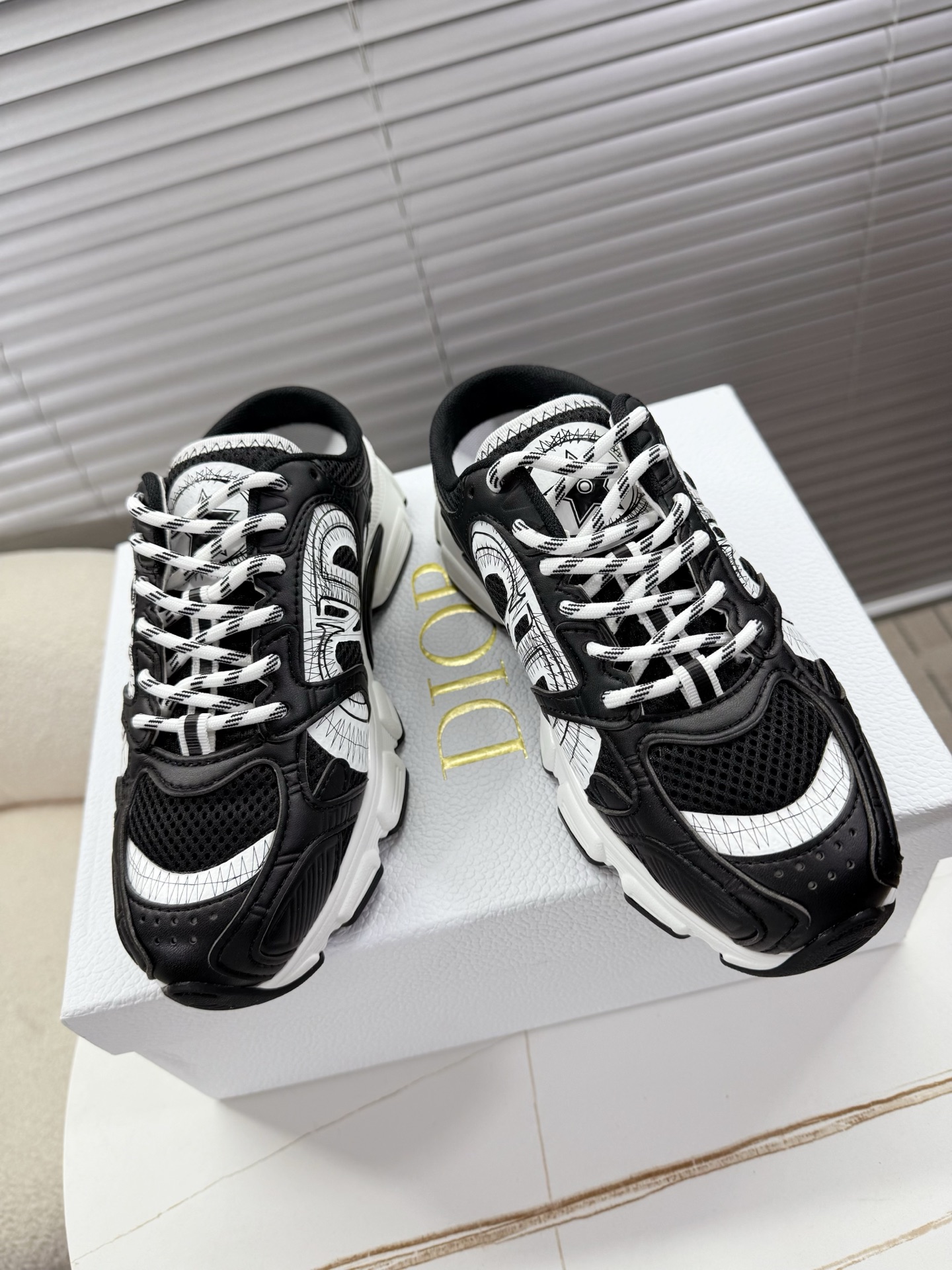 NO:408632,DIOR CHRONO New color sneakers; semi-slippers... Painted sneakers that you fall in love with at first sight; Futurism is cool; classic and versatile all seasons, and can be matched with various clothing... The mix of leather and mesh materials has a good experience on this pair of shoes. The CD logo outlined by the thin lines on the side is also very unique, full of details, a new TP mold-absorbing outsole sports style... 35-40 matching packaging, dad shoes semi-trailing, dior, sneakers, slippers19860909DIOR CHRONO 新配色运动鞋；半拖鞋…… 一眼就爱上的绘画风运动鞋；未来主义实属cool；经典百搭四季皆宜,可与各式服装搭配…… 皮革和网面材质的混搭在这双鞋上得到了很好的体验,侧面细线勾勒的CD logo也很别出心栽,细节满满,全新TP吸模大底运动风格…… 35—40配套包装,老爹鞋半拖,dior,sneakers,slippers,Women's Shoes