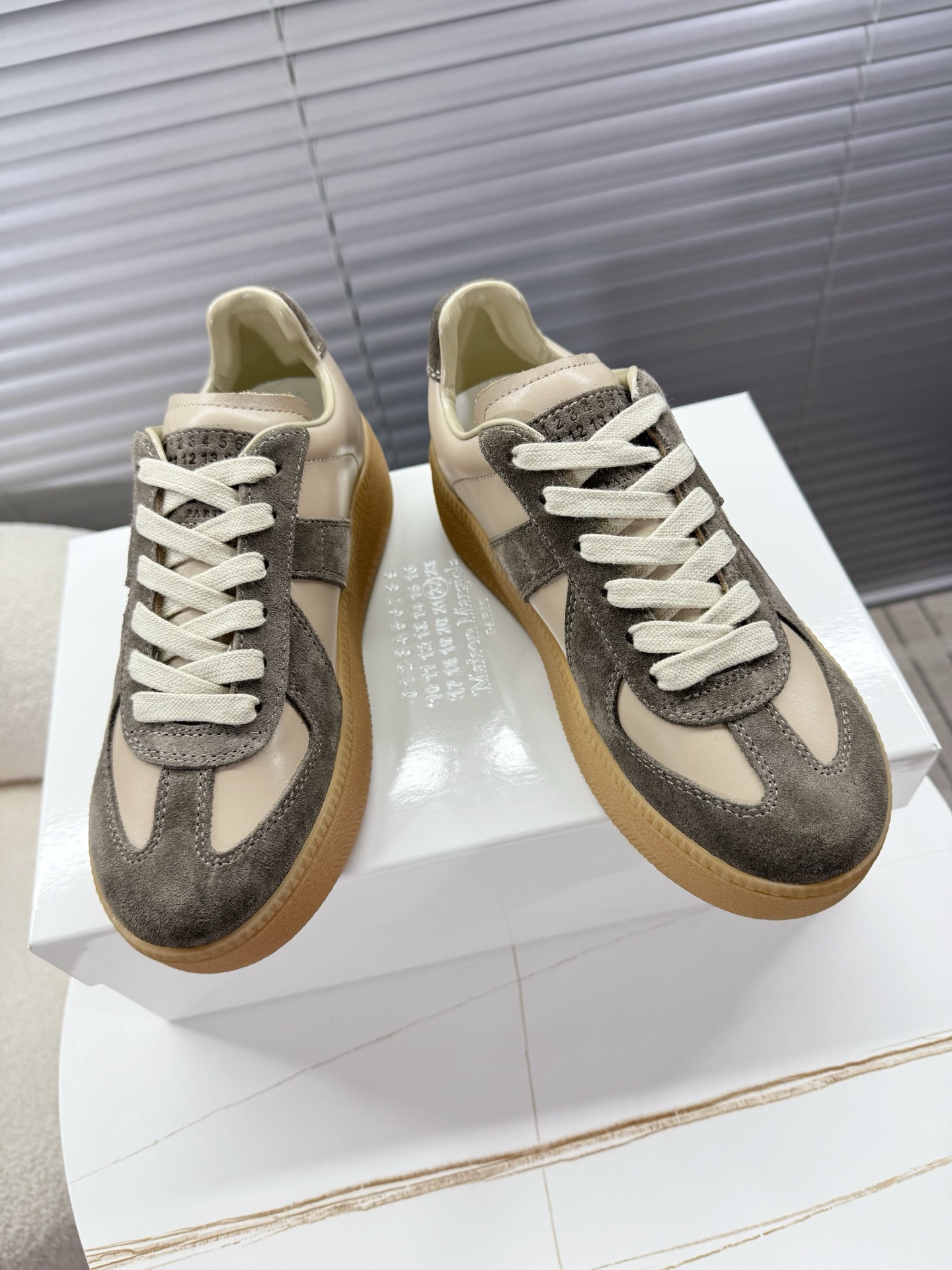 NO:480257,Maison Margiela Limited model... mm6 thick sole shoes; moral training shoes; biscuit shoes; sports shoes... All major bloggers have recommended two styles of moral training shoes that never fade and are definitely the ones that are sure to buy. The thick sole of about 5cm increases height, and they have gained a group of fans who hate the sky... Cowhide/beef reverse-soft fabric, cowhide footbed, original open molded beef tendon sole 35-40 positive size thick sole, casual shoes/sports shoes, masion margiela,masion margiela,sneakers,cowhide19860909Maison Margiela 马吉拉限定款…… mm6厚底鞋；德训鞋；饼干鞋；运动鞋…… 各大博都主有荐推的 永不褪色的厚底/薄底两款训德鞋 绝对人手入必的德训运动鞋 约5cm厚底增高,更收获一批恨天高的粉迷…… 牛皮/牛反绒面料,牛皮垫脚,原版开模牛筋大底 35-40正码厚底,休闲鞋/运动鞋,masion margiela,masion margiela,sneakers,cowhide,Women's Shoes