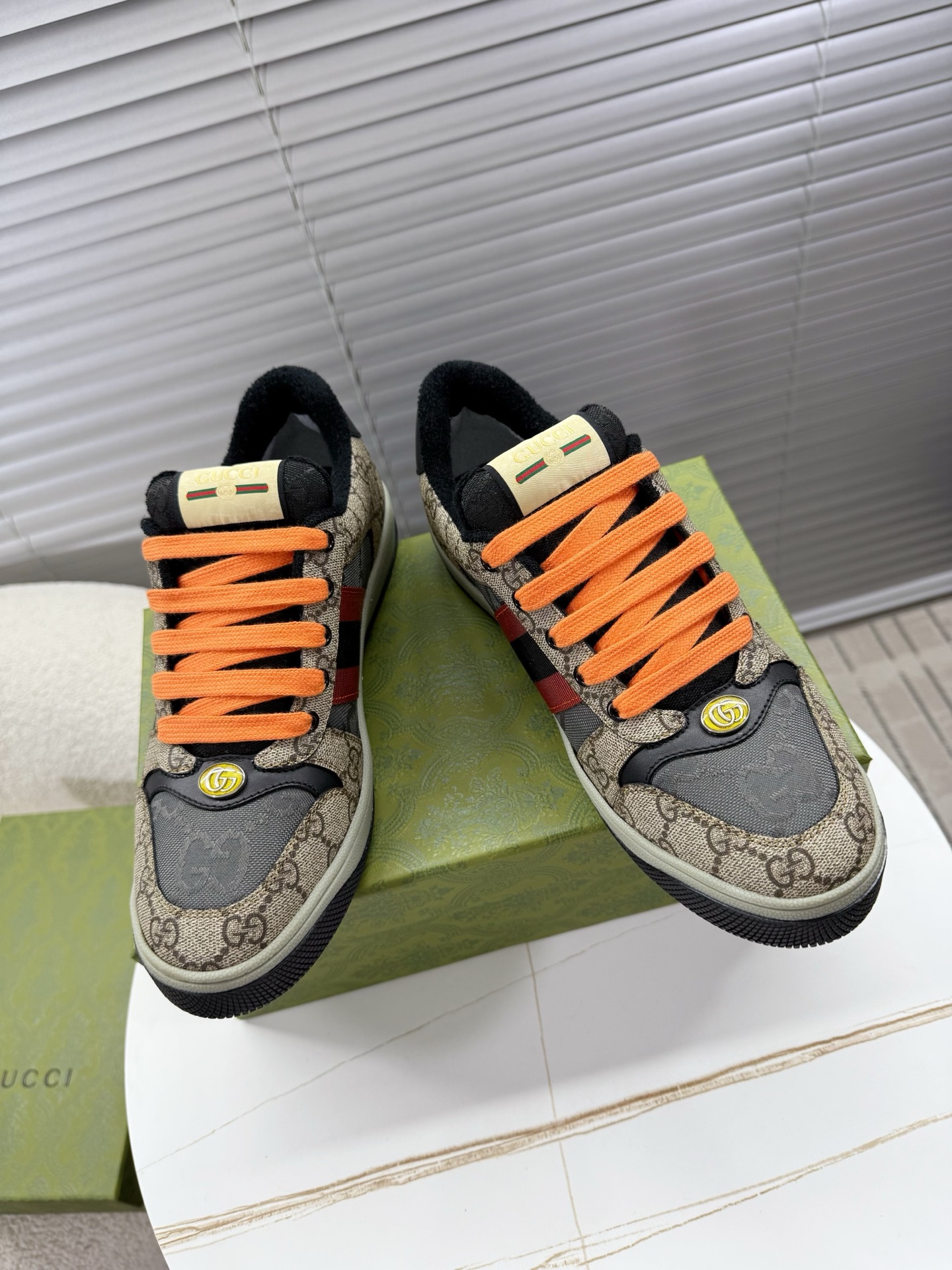 NO:707775,Gucci~~The latest color matching small dirty shoes; sports shoes; casual shoes~~ ZP develops pure original version; metal double G crystal cylinder mark; classic double G old floral fabric contrasting color combination~~ original frosted cowhide fabric, old floral fabric hot diamond surface, original cowhide lining, foot pad latex injection molding, original TPU outsole (lower layer is wider, upper layer is narrow) 39-45 regular size, casual shoes/sports shoes, gucci, sneakers, cowhide19860909Gucci~~最新配色小脏鞋；运动鞋；休闲鞋~~ ZP开发纯原版本；金属双G水晶圆柱标；经典双G老花布撞色搭配~~ 原版磨砂牛皮面料,老花布烫钻面,原版牛皮内里,垫脚乳胶注塑一体,原版TPU大底(下层宽,上层窄) 39—45正码,休闲鞋/运动鞋,gucci,sneakers,cowhide,Women's Shoes