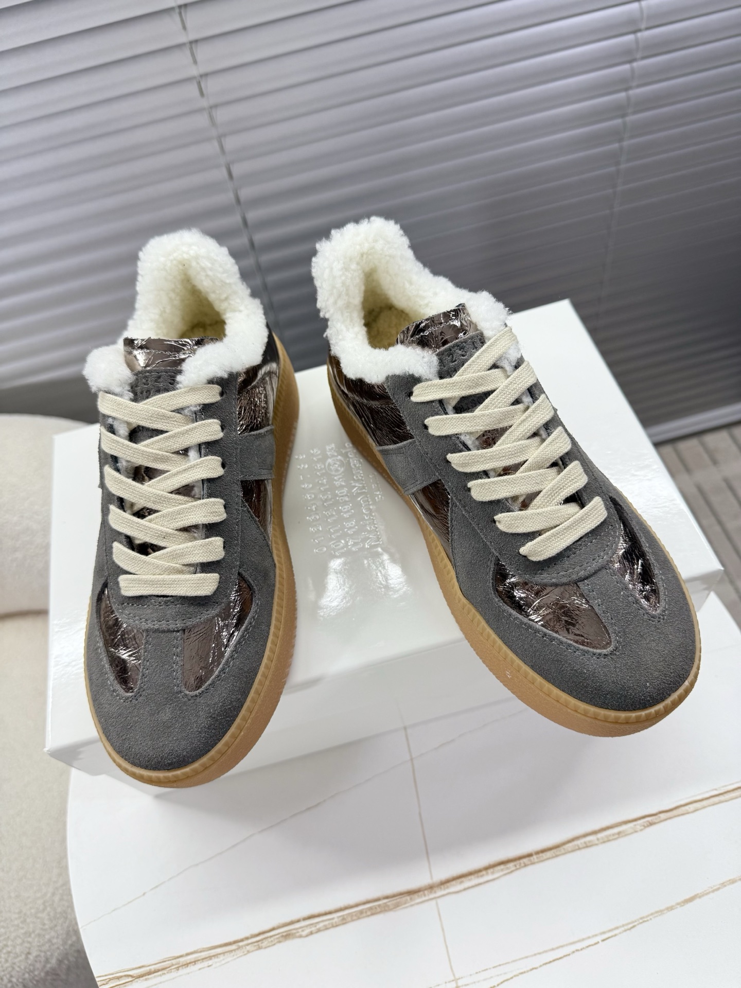 NO:707770,Maison Margiela limited edition... mm6 thick-soled shoes; virtue shoes; biscuit shoes; sports shoes... Major bloggers have recommended thick-soled/thin-soled moral shoes that never fade. Definitely must-have moral sneakers. The thickness of the sole is about 5cm higher, and it has gained a group of crazy fans... Cowhide/cow suede fabric, cowhide foot pads, original molded beef tendon outsole  35-40 plus size mauri, casual shoes/sports shoes, masion margiela, masion margiela, sneakers, cowhide19860909Maison Margiela 马吉拉限定款…… mm6厚底鞋；德训鞋；饼干鞋；运动鞋…… 各大博都主有荐推的 永不褪色的厚底/薄底两款训德鞋 绝对人手入必的德训运动鞋 约5cm厚底增高,更收获一批恨天高的粉迷…… 牛皮/牛反绒面料,牛皮垫脚,原版开模牛筋大底 35-40正码毛里,休闲鞋/运动鞋,masion margiela,masion margiela,sneakers,cowhide,Women's Shoes