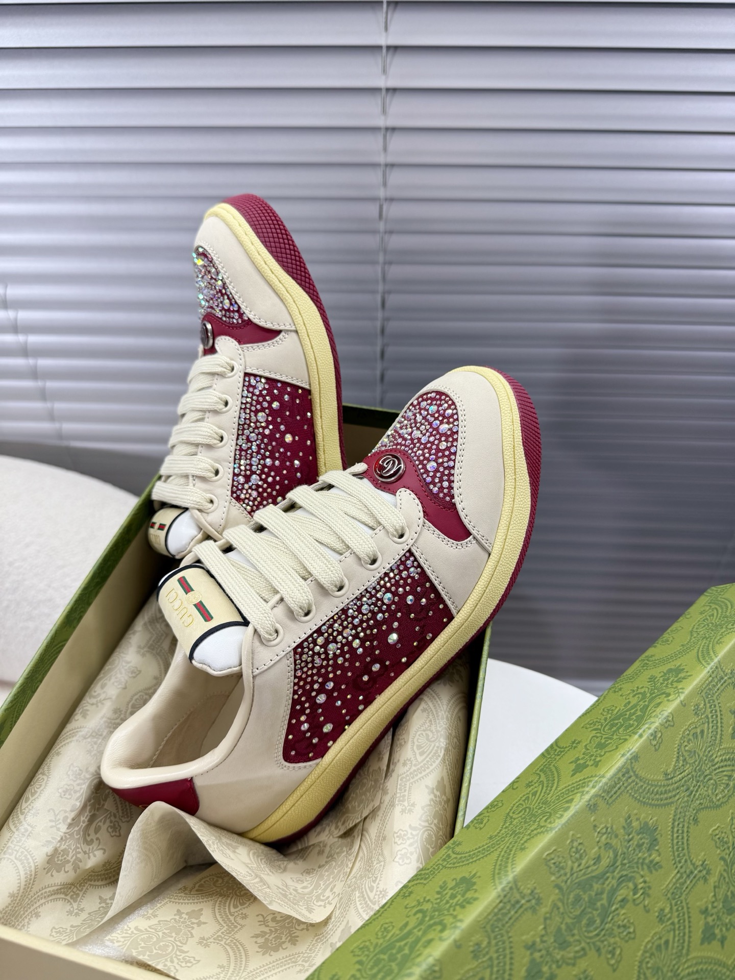 NO:707780,Gucci~~The latest rhinestone sports shoes; casual shoes; dirty shoes~~ ZP develops the pure original version; metal double G crystal cylinder mark; bling bling hot diamond surface~~ original frosted cowhide fabric, old calico hot diamond surface, original cowhide lining, one-piece foot pad with latex injection molding, original TPU outsole (lower layer is wider, upper layer is narrower) 35-40 regular size, casual shoes/sports shoes, gucci, sneakers, cowhide19860909Gucci~~最新款水钻运动鞋；休闲鞋；小脏鞋~~ ZP开发纯原版本；金属双G水晶圆柱标；bling bling烫钻面~~ 原版磨砂牛皮面料,老花布烫钻面,原版牛皮内里,垫脚乳胶注塑一体,原版TPU大底(下层宽,上层窄) 35—40正码,休闲鞋/运动鞋,gucci,sneakers,cowhide,Women's Shoes