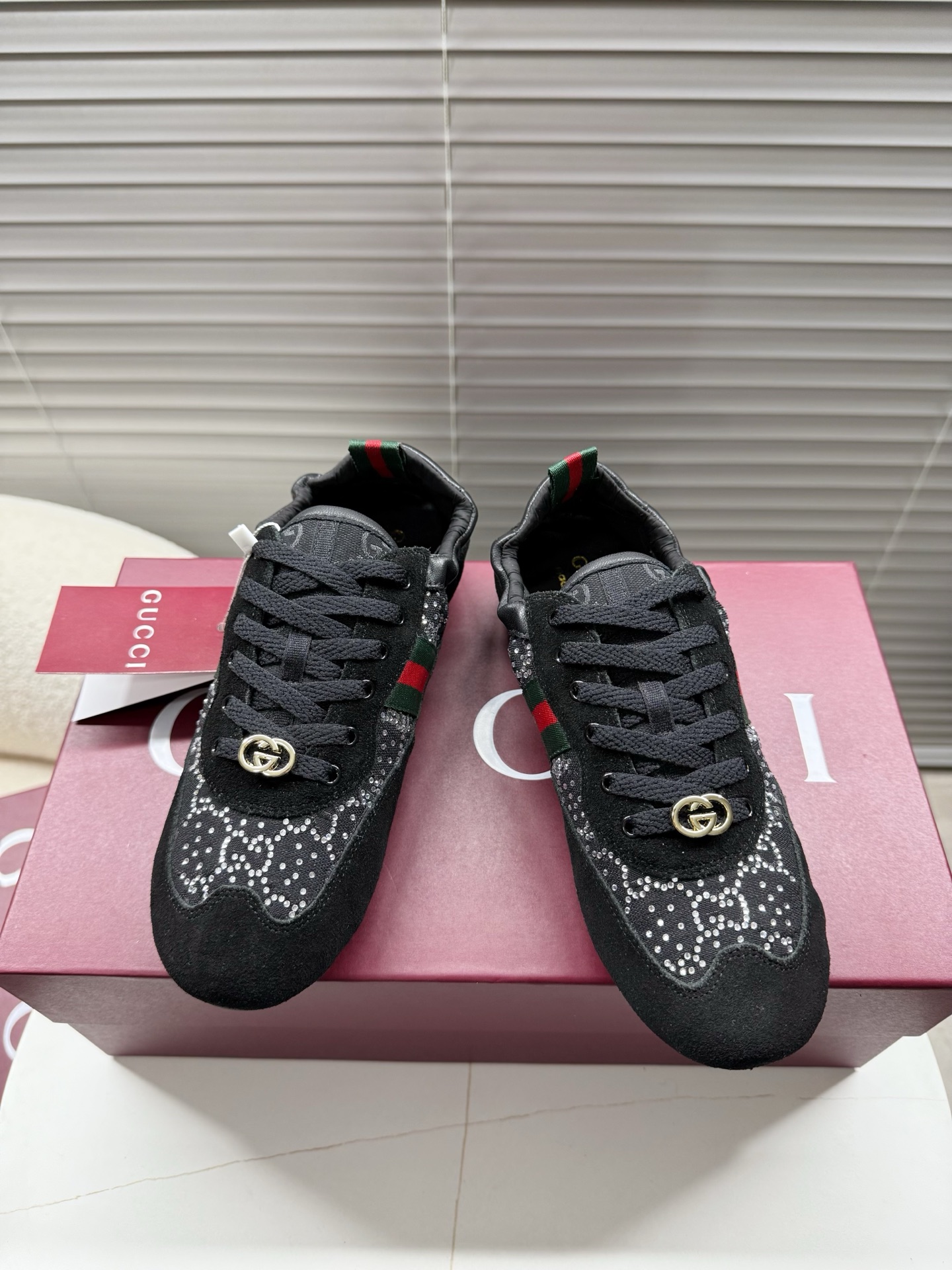 NO:707760,Gucci Shift series of lightweight women's shoes with elastic heel; ballet sneakers; virtue training shoes... The sneakers are designed with a smooth corridor shape and an elastic elastic heel with striped webbing, which interprets exquisite dynamics. The heel that can be attached and removed at will can easily create a versatile daily look... The fabric is imported from the original custom-made high-end cow suede deerskin/Presbyopia G cloth. The lining is comfortable and soft sheepskin. The outsole.  Original molded non-slip and wear-resistant TPU bottom, regular size 35-40, casual shoes/sports shoes, gucci, sneakers, sheepskin19860909Gucci Shift系列松紧弹性后跟轻便女鞋；芭蕾舞运动鞋；德训鞋…… 运动鞋以流畅廊形搭配条纹织带弹性松紧后跟设计,诠释精致动感,随心装卸的鞋跟轻松打造日常百搭造型…… 面料进口原版定制高端牛反绒鹿皮/老花G布 内里舒适柔软羊皮里 大底．原版开模防滑耐磨TPU底 35—40正码,休闲鞋/运动鞋,gucci,sneakers,sheepskin,Women's Shoes