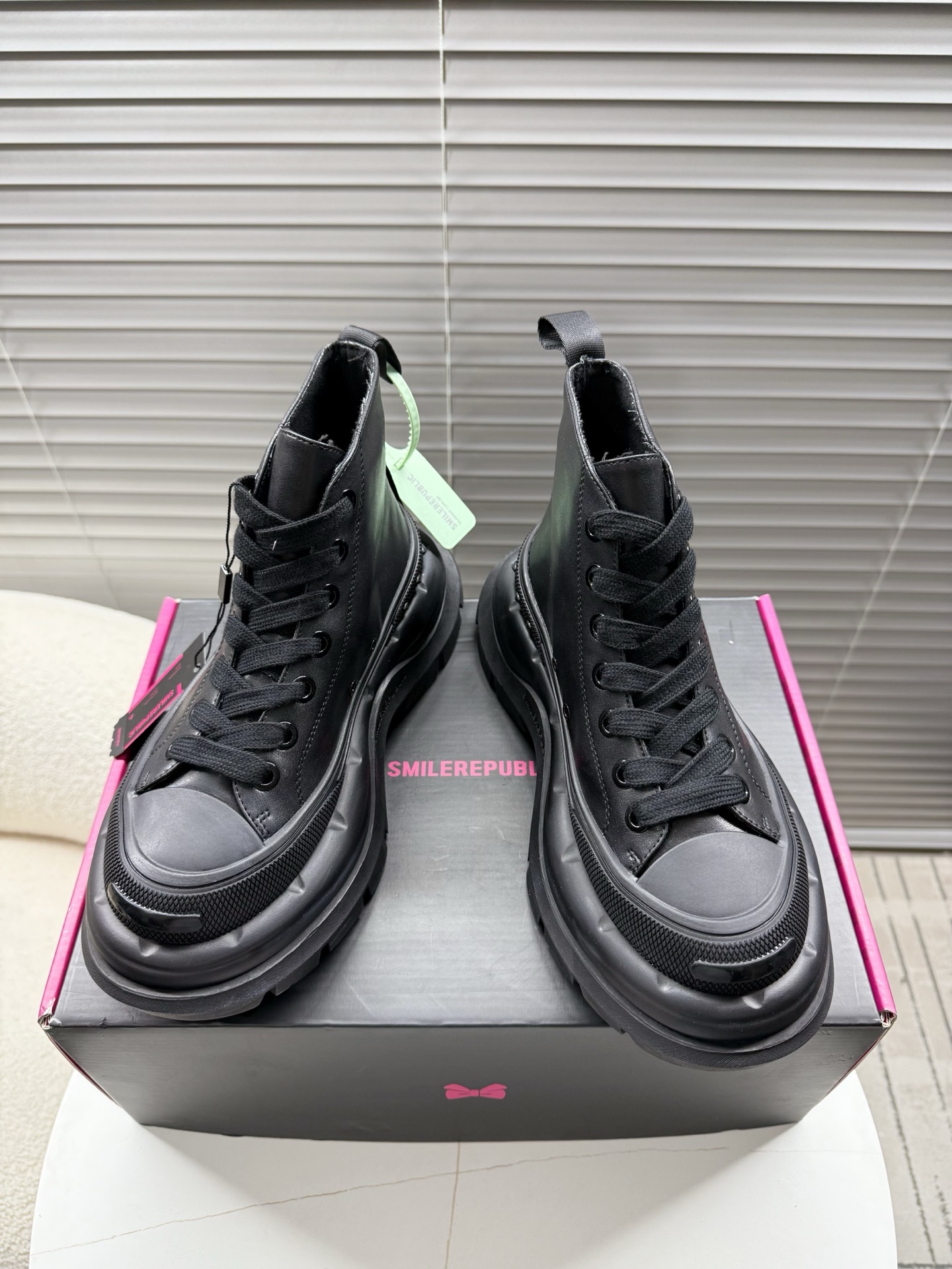 NO:707771,smilerepublic 2.0 Smile couple style high-top shoes, sports shoes, thick-soled shoes, casual shoes~~ The same style as Tan Jianci, Xiaohongshu hit the screen, M star show, super classic, versatile and attractive thick-soled smile canvas shoes... Customized according to the original mold (high-top denim, 5cm increased sole, cowhide feet) 35-40 women's style/39-45 men's style, casual shoes/sports shoes, sneakers, cowhide19860909smilerepublic 2.0 开口笑情侣款高帮鞋,运动鞋,厚底鞋,休闲鞋~~ 檀健次同款,小红书刷爆屏,M多明星秀,超级经典百搭耐看的一款厚底开口笑帆布鞋…… 按原版开模定制(高帮牛仔布,5cm增高大底,牛皮垫脚) 35—40女款/39—45男款,休闲鞋/运动鞋,sneakers,cowhide,Women's Shoes