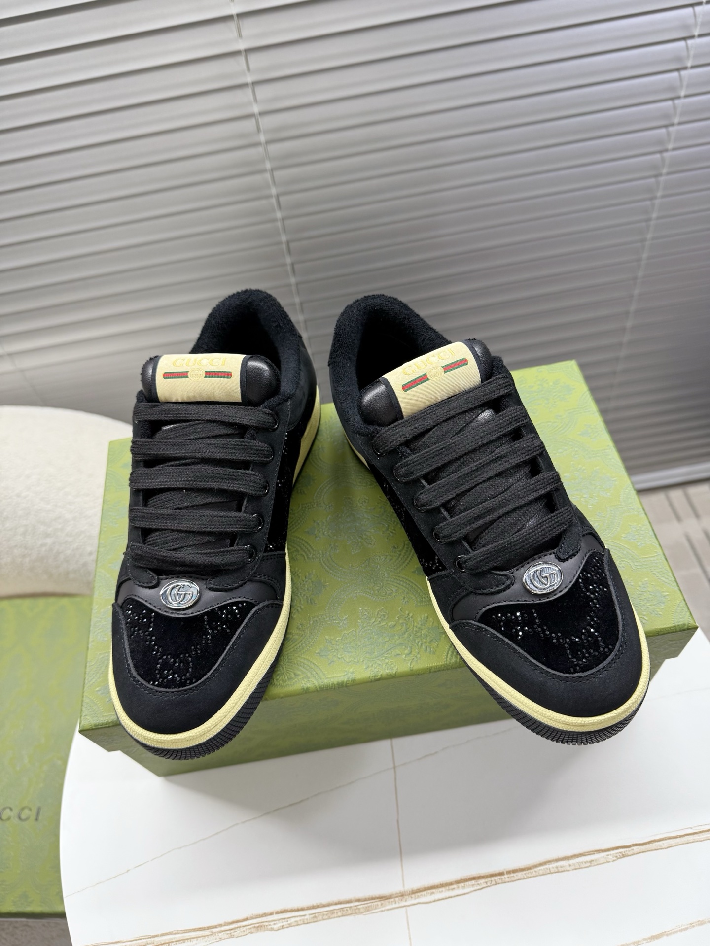 NO:706812,Gucci~~The latest couple's rhinestone sneakers; casual shoes; dirty shoes~~ ZP develops pure original version; metal double G crystal cylinder mark; bling bling hot diamond surface~~ original frosted cowhide fabric, old calico hot diamond surface, original cowhide lining, foot pad latex injection molding, original TPU outsole (lower layer is wider, upper layer is narrow) 35-40/39-45 regular size, casual shoes/sports shoes, gucci, sneakers, cowhide19860909Gucci~~最新情侣款水钻运动鞋；休闲鞋；小脏鞋~~ ZP开发纯原版本；金属双G水晶圆柱标；bling bling烫钻面~~ 原版磨砂牛皮面料,老花布烫钻面,原版牛皮内里,垫脚乳胶注塑一体,原版TPU大底(下层宽,上层窄) 35—40/39—45正码,休闲鞋/运动鞋,gucci,sneakers,cowhide,Women's Shoes