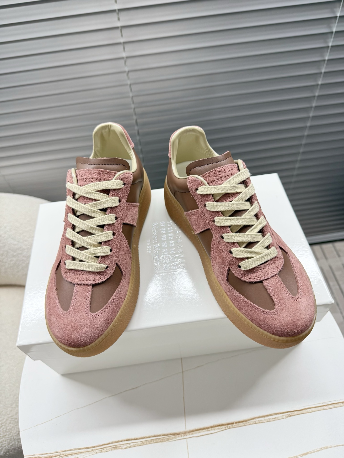 NO:707777,Maison Margiela limited edition... mm6 thick-soled shoes; virtue shoes; biscuit shoes; sports shoes... Major bloggers have recommended thick-soled/thin-soled moral shoes that never fade. Definitely must-have moral sneakers. The thickness of the sole is about 5cm higher, and it has gained a group of crazy fans... Cowhide/cow suede fabric, cowhide foot pads, original molded beef tendon outsole  35-40 regular size thick sole, casual shoes/sports shoes, masion margiela, masion margiela, sneakers, cowhide19860909Maison Margiela 马吉拉限定款…… mm6厚底鞋；德训鞋；饼干鞋；运动鞋…… 各大博都主有荐推的 永不褪色的厚底/薄底两款训德鞋 绝对人手入必的德训运动鞋 约5cm厚底增高,更收获一批恨天高的粉迷…… 牛皮/牛反绒面料,牛皮垫脚,原版开模牛筋大底 35-40正码厚底,休闲鞋/运动鞋,masion margiela,masion margiela,sneakers,cowhide,Women's Shoes