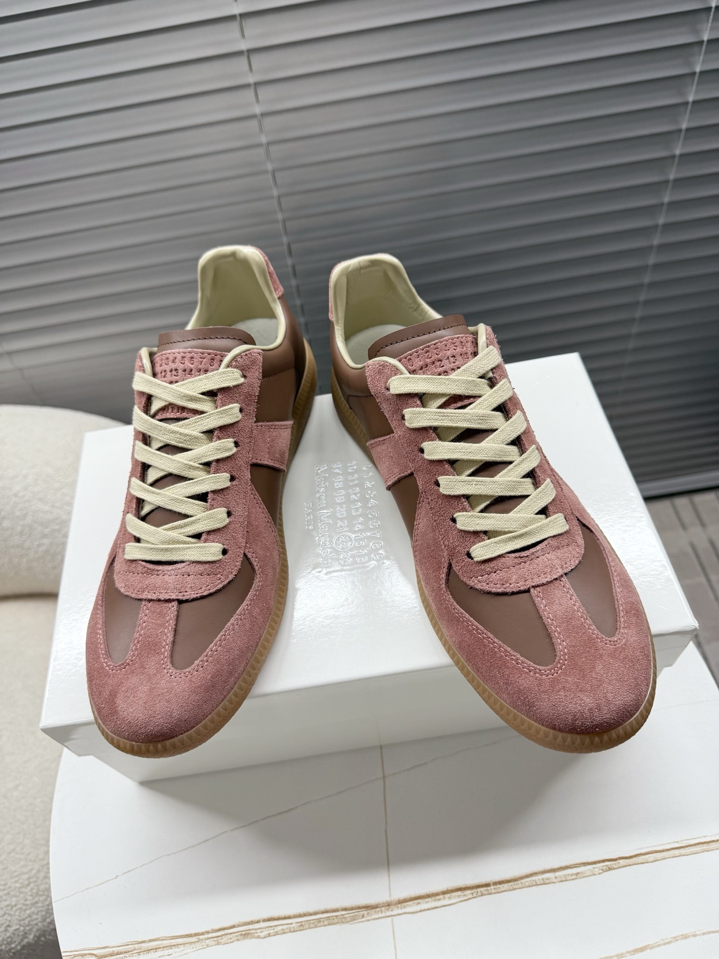 NO:707785,Maison Margiela 'New Upgraded and Restored Version' mm6 Couple Style Moral Shoes; Forrest Gump Shoes; Sports Shoes... Major bloggers have recommended Forrest Gump Moral Shoes that will never fade. Absolutely must-have Moral Training Shoes for everyone. Perfect product, the more you look at it, the simpler and more detailed it is to make it the same... Original custom-made cowhide leather/cow suede (custom-dyed original authentic leather color)  Women's 35-40/Male 39-45 regular size, casual shoes/sports shoes, masion margiela, sneakers19860909Maison Margiela 《全新升级还原版本》 mm6情侣款德训鞋；阿甘鞋；运动鞋…… 各大博都主有荐推的 永不褪色的阿甘训德鞋 绝对人手入必的德训运动鞋 完美大货,越看单简细越节要做到差无别…… 原版定牛制皮/牛反绒(定染原正版确料皮颜色) 女35-40/男39-45正码,休闲鞋/运动鞋,masion margiela,sneakers,Women's Shoes