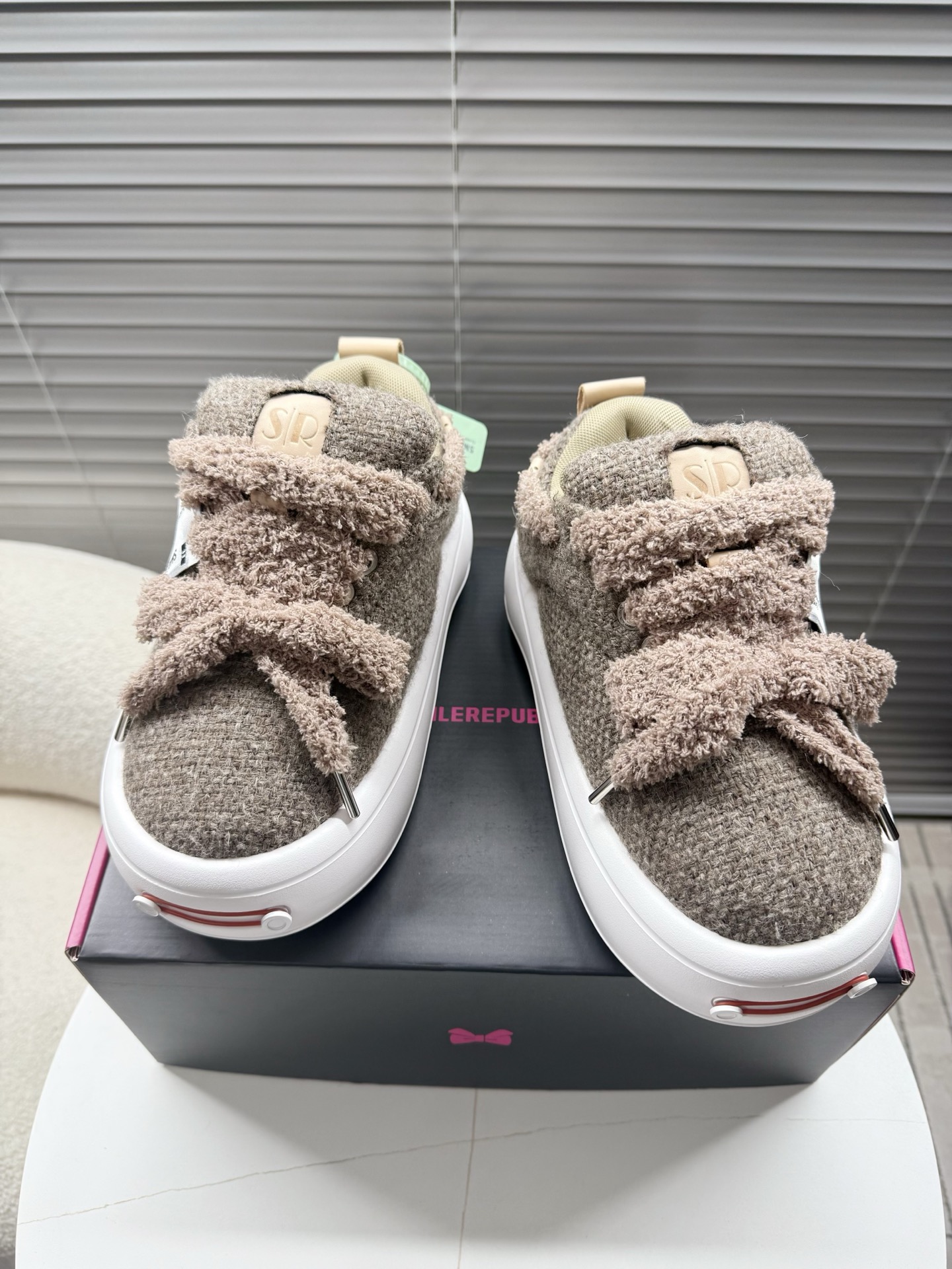 NO:690207,Real price smilerepublic Smiley chubby shoes... Couple's style bread shoes, ugly shoes, thick-soled shoes, dad shoes, sports shoes~~ Xiaohongshu must-buy/M multi-star celebrities have the same style, super classic, versatile and attractive Smiley bread shoes... Customized according to the original mold (high-density canvas surface, breathable mesh lining, 5cm increased sole) 35-40 women's style/39-44 men's style,, sneakers19860909实价smilerepublic 开口笑胖丁鞋…… 情侣款面包鞋,丑荫鞋,厚底鞋,老爹鞋,运动鞋~~ 小红书必收款/M多明星达人同款,超级经典百搭耐看的一款开口笑面包鞋…… 按原版开模定制(高密帆布面,透气网纱内衬,5cm增高大底) 35—40女款/39—44男款,,sneakers,Men's shoes