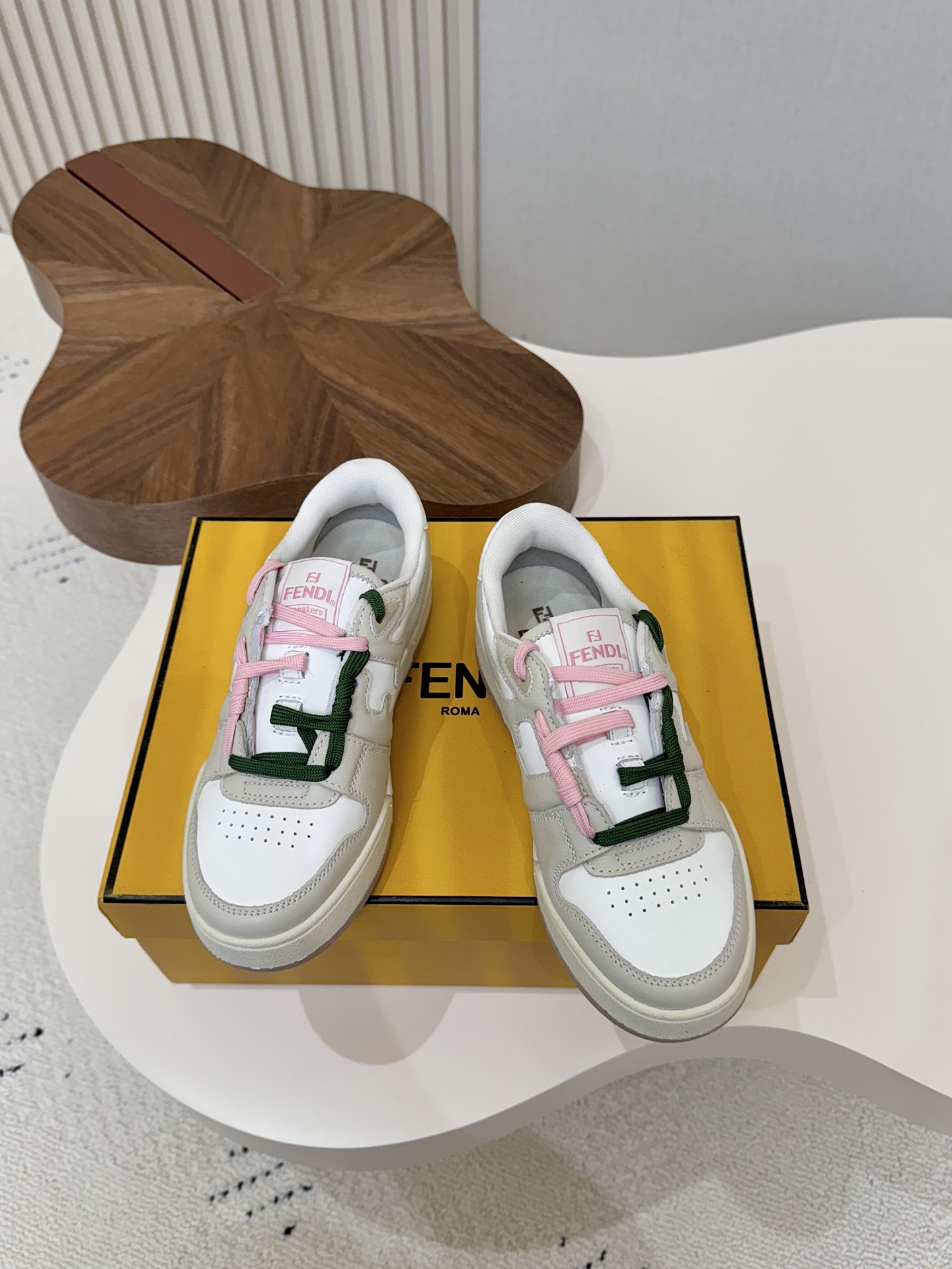 NO:868198,Fendi Fendi~~Full series upgraded version, new colors are being updated one after another. Fendi match basketball sneakers, the latest FF elements are injected into retro design, super classic and versatile series... The upper is made of cowhide and cowhide splicing combination, raised double F logo on the side, terry cloth inside, TPU combination two-color outsole. Women's 35-40 / Men's 39-45, full size, casual shoes/sports shoes, fendi, fendi, sneakers, cowhide19860909Fendi芬迪~~全系列升级版本,新配色陆续更新中 fendi match篮球运动鞋,FF最新元素注入复古的设计,超经典百搭系列…… 鞋面采用牛皮和牛猄拼接组合,侧面凸起的双F logo,内里采用毛巾布里,TPU组合双色大底 女款35—40 / 男款39—45 正码,休闲鞋/运动鞋,fendi,fendi,sneakers,cowhide,Women's Shoes