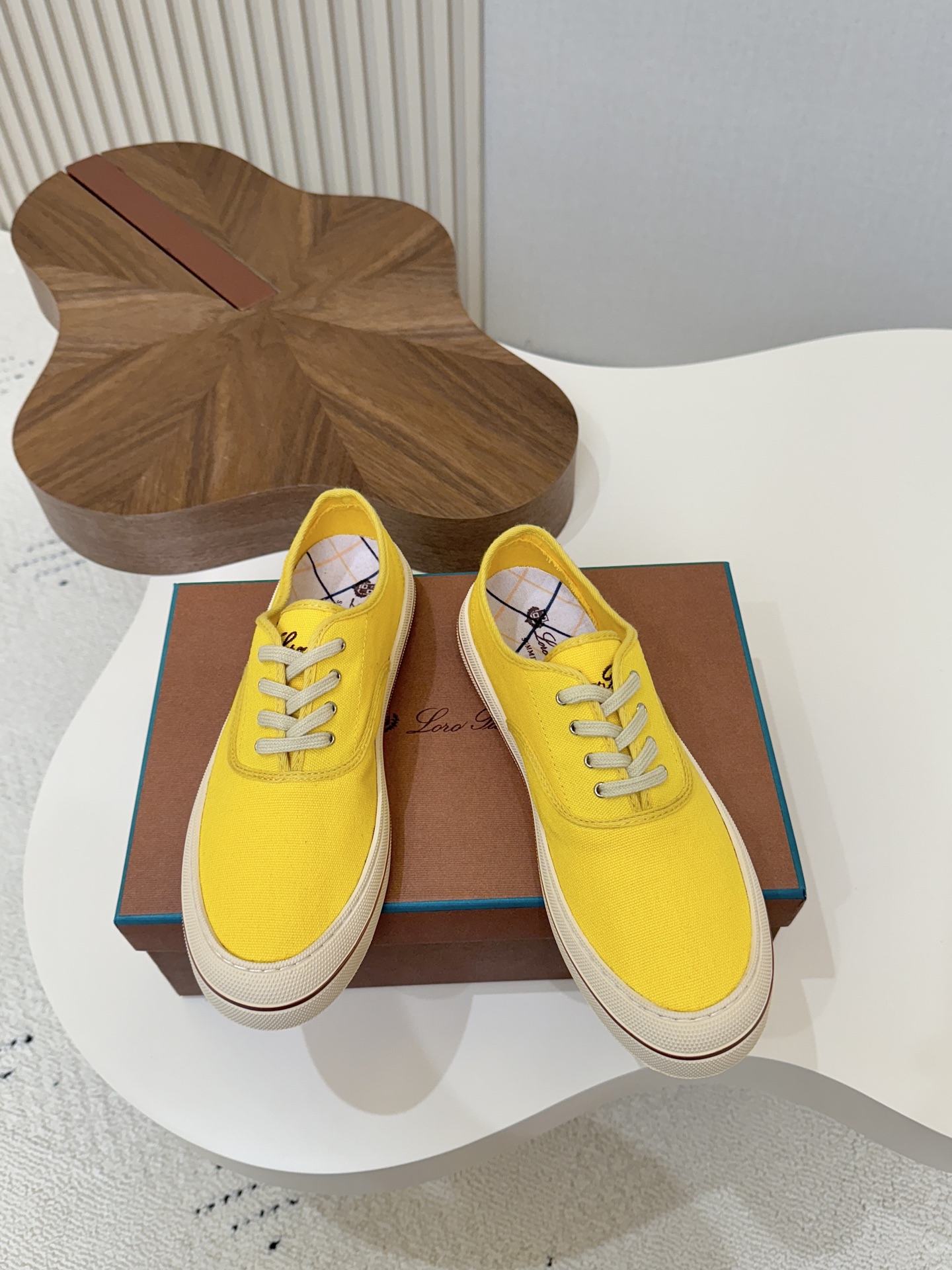NO:868284,LoroPiana's latest couple style; canvas shoes; casual shoes... This casual shoe features an ultra-low design with a canvas fabric upper, suitable for year-round wear. The edged sole creates a relaxed and charming color combination, harmoniously blending functionality with low-key personality. The ideal shoe choice for urban wear... Embossed LP logo cotton lace upper, cow split suede sole, rubber lining, calfskin insole... 35-45 regular size, casual shoes/sports shoes, loro  piana,loro piana,sneakers,cowhide19860909LoroPiana 最新情侣款；帆布鞋；休闲鞋…… 这款休闲鞋采用超低帮设计,帆布织物鞋面,适合全年穿着. 包边鞋底营造轻松迷人的色彩组合,将功能性与低调个性风格和谐融合.打造都市着装的理想鞋履选择…… 压印LP徽标棉质鞋带鞋面,牛剖层绒面革鞋底,橡胶衬里,小牛皮鞋垫…… 35-45正码,休闲鞋/运动鞋,loro piana,loro piana,sneakers,cowhide,Women's Shoes