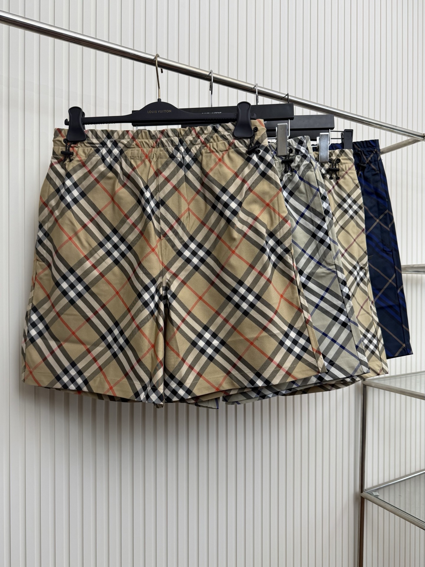 Burberry Bbr 巴宝莉24ss格纹战马刺绣短裤