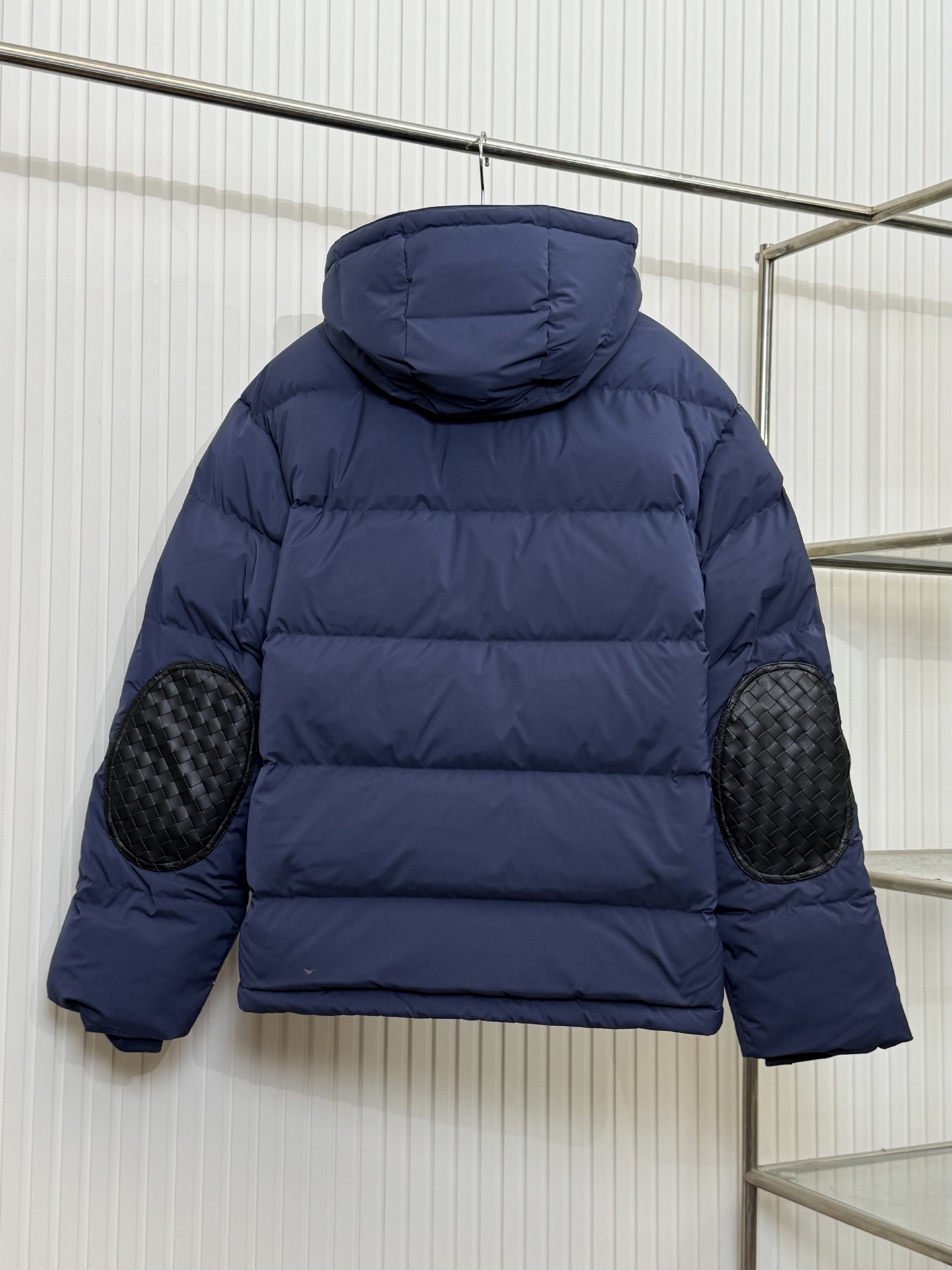 p860 BV 编织真皮口袋连帽羽绒服


size：46 48 50 52 