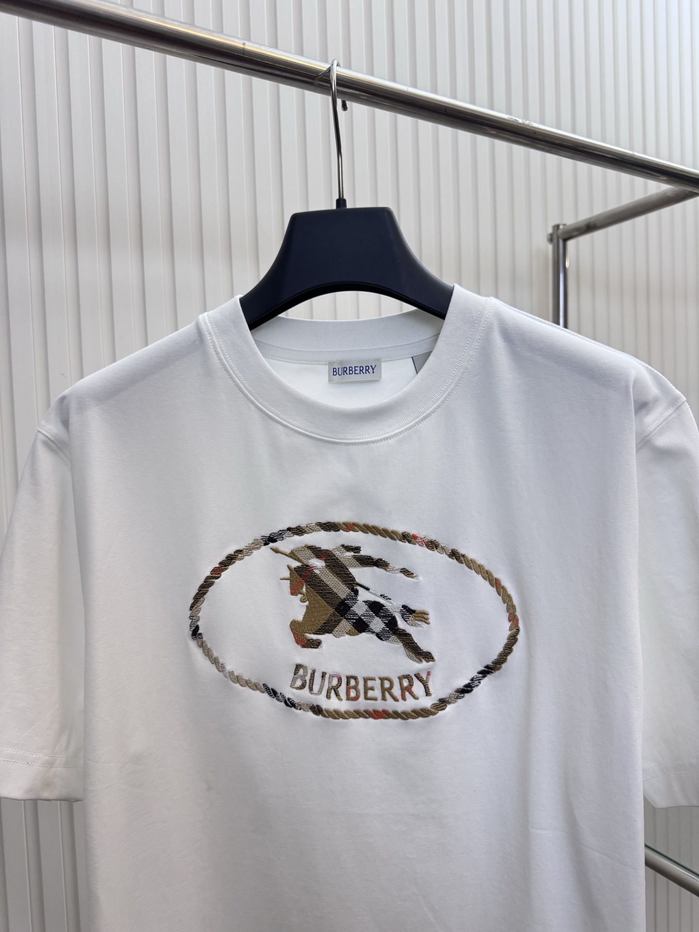 Burberry Bbr 巴宝莉 SS26格纹骑士马术印章刺绣圆领短袖T恤