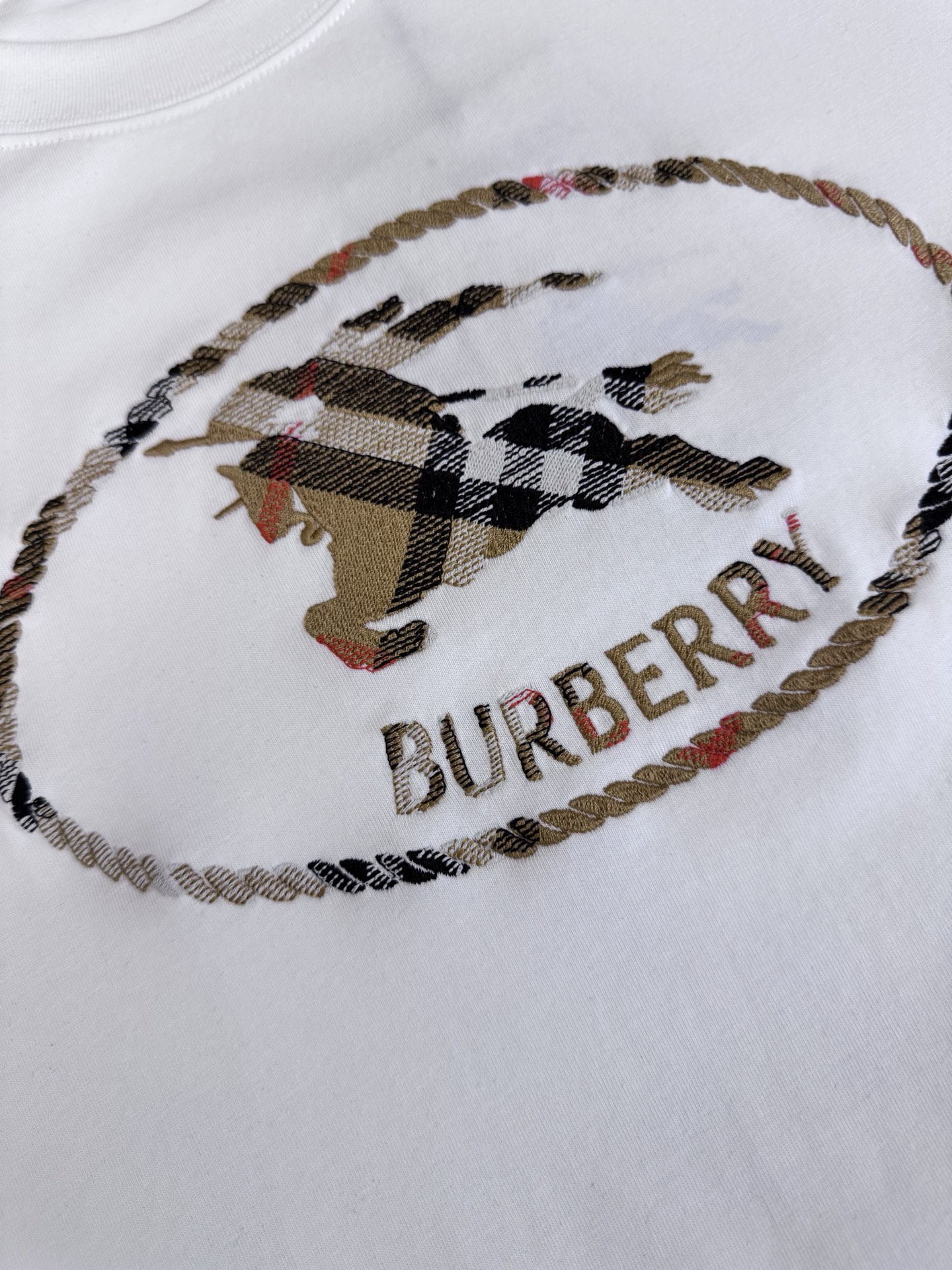 Burberry Bbr 巴宝莉 SS26格纹骑士马术印章刺绣圆领短袖T恤