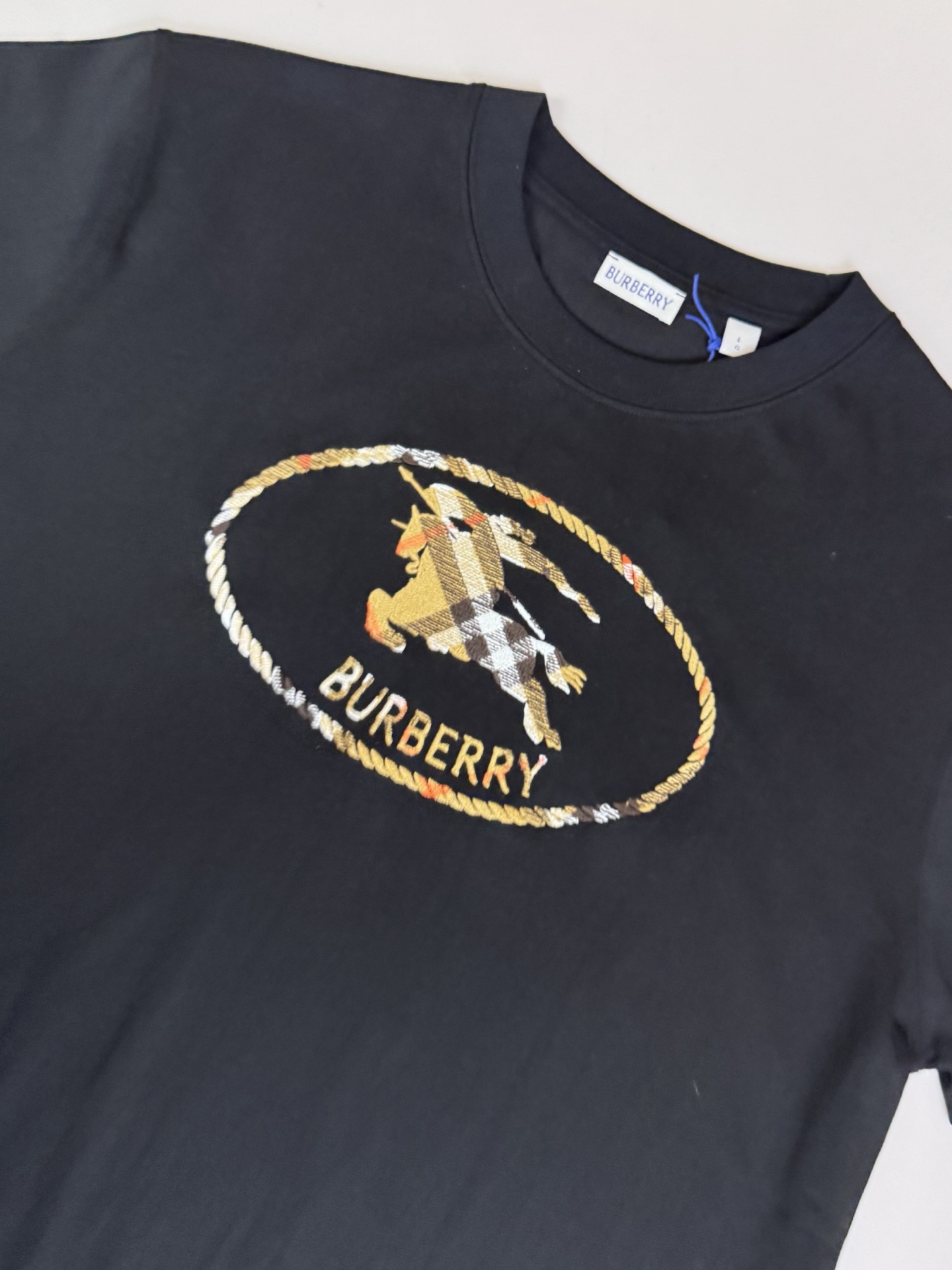 Burberry Bbr 巴宝莉 SS26格纹骑士马术印章刺绣圆领短袖T恤