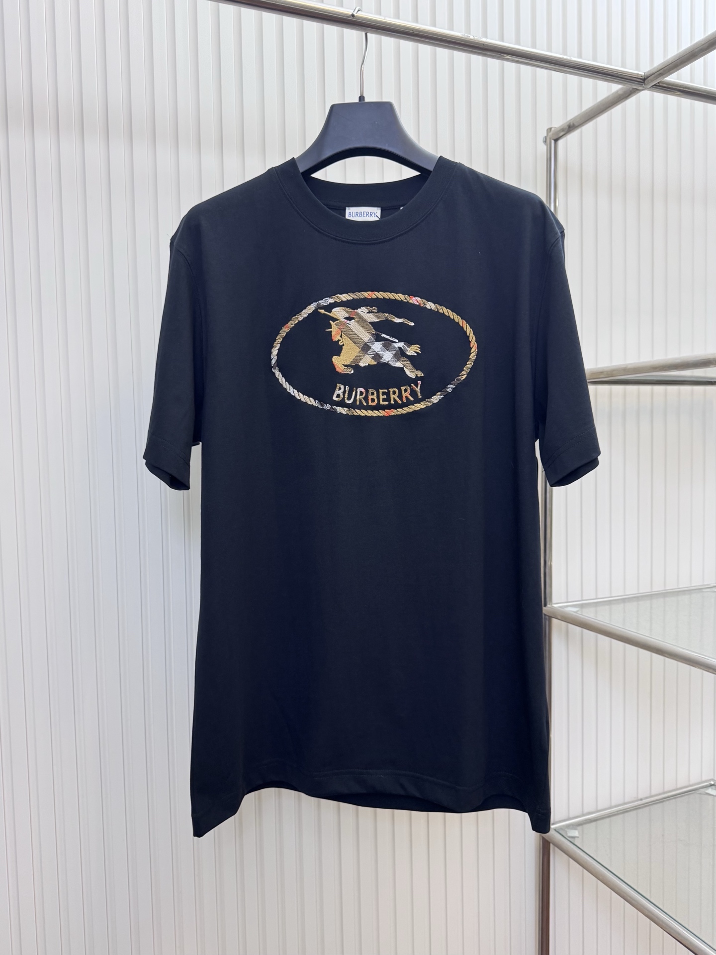 Burberry Bbr 巴宝莉 SS26格纹骑士马术印章刺绣圆领短袖T恤