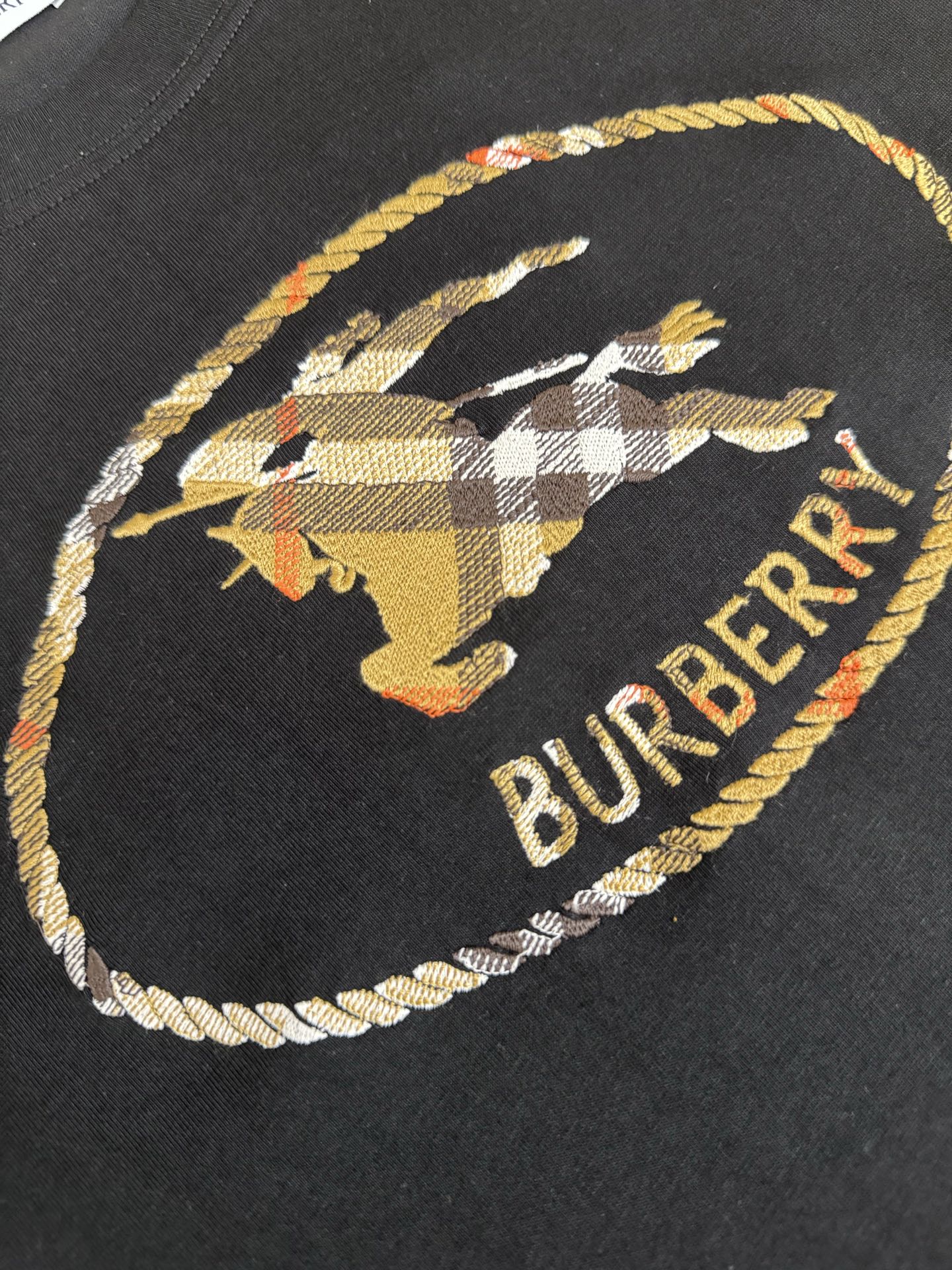 Burberry Bbr 巴宝莉 SS26格纹骑士马术印章刺绣圆领短袖T恤