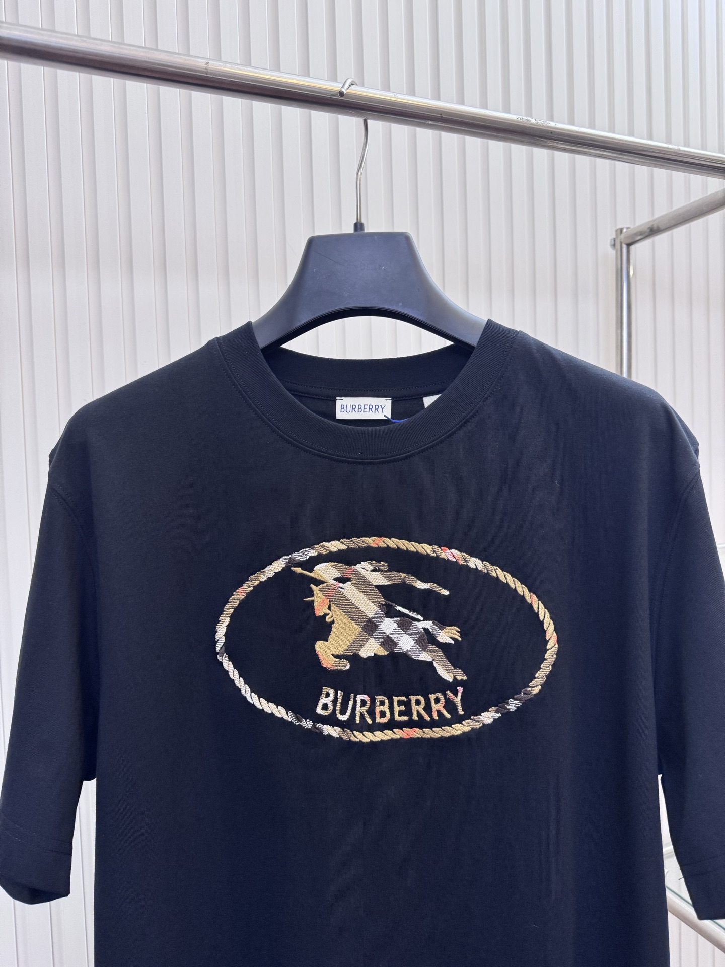 Burberry Bbr 巴宝莉 SS26格纹骑士马术印章刺绣圆领短袖T恤