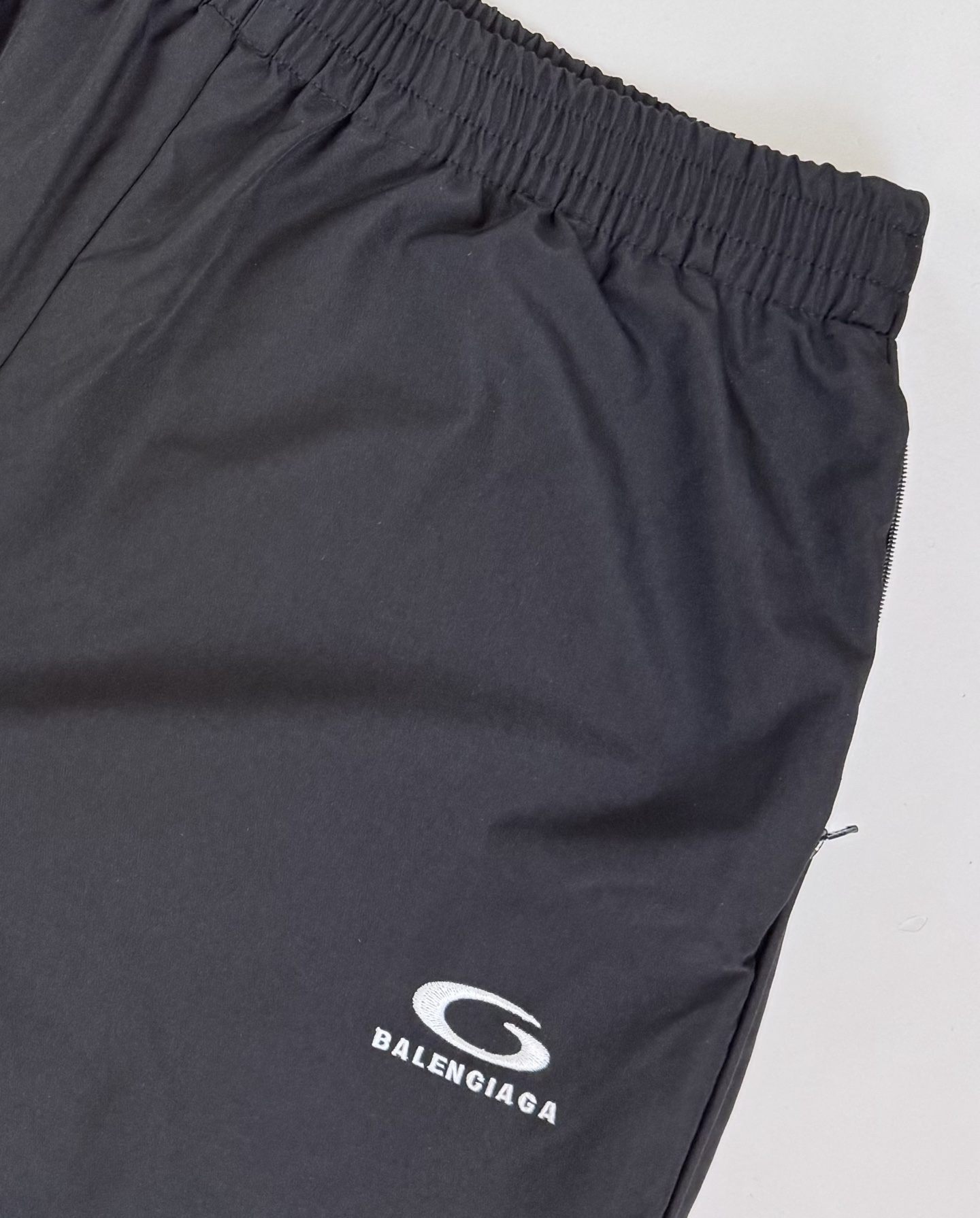 Balenciaga Bal 巴黎世家SS26圆环字母刺绣尼龙运动短裤