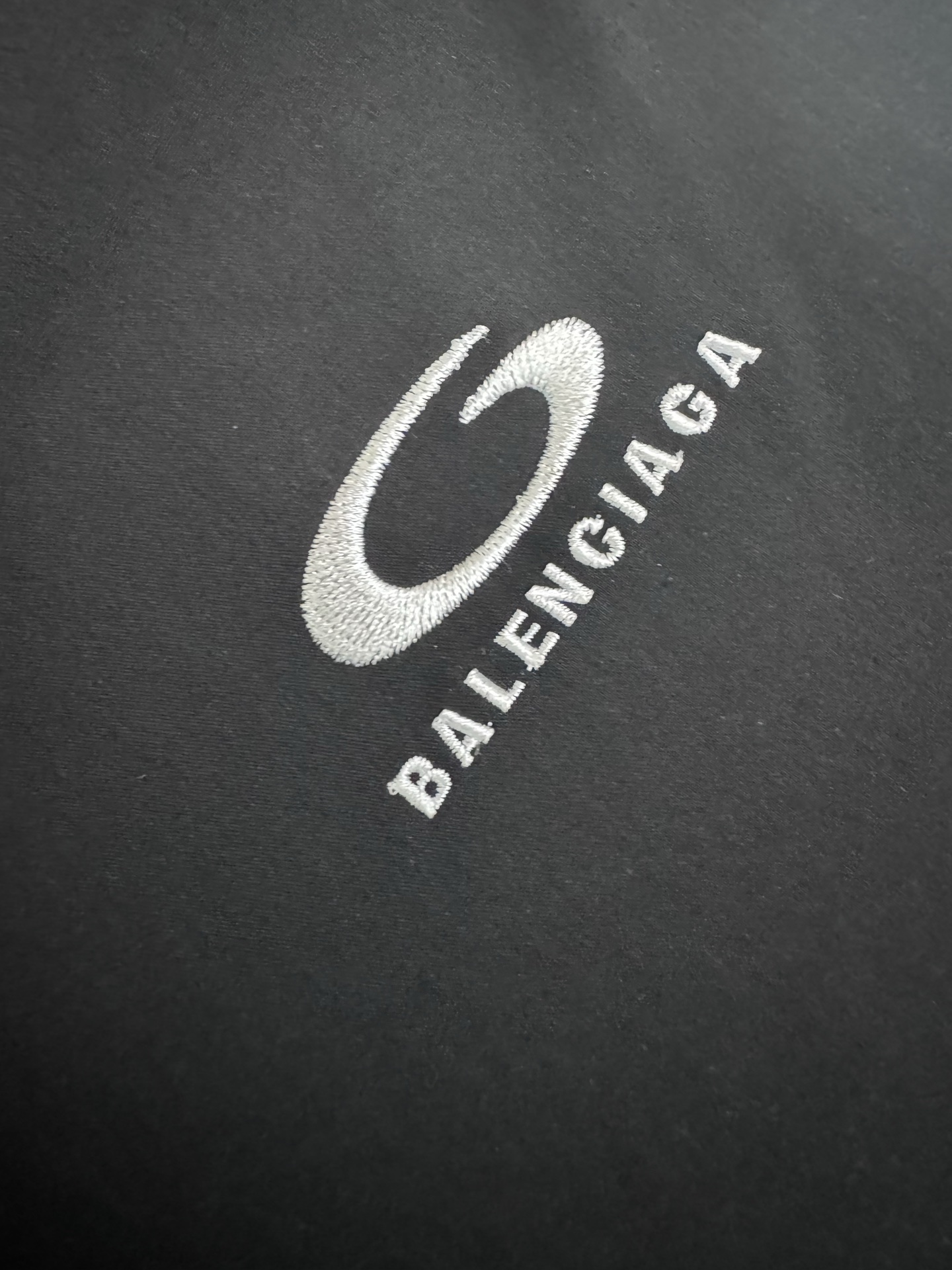 Balenciaga Bal 巴黎世家SS26圆环字母刺绣尼龙运动短裤