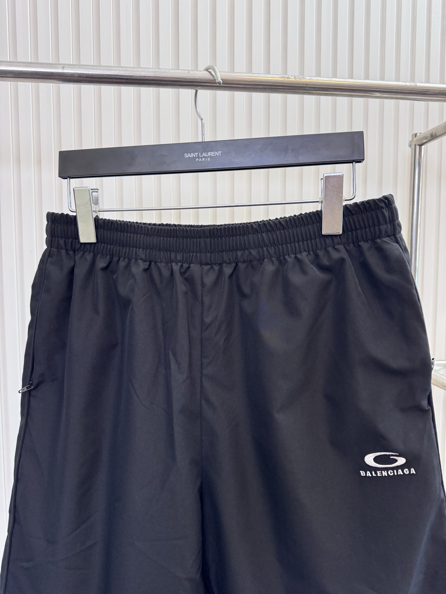 Balenciaga Bal 巴黎世家SS26圆环字母刺绣尼龙运动短裤