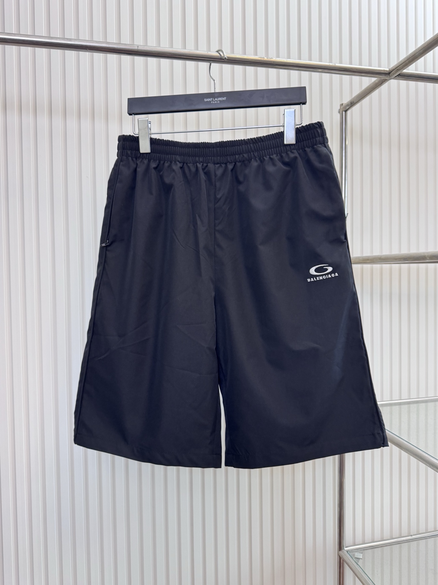 Balenciaga Bal 巴黎世家SS26圆环字母刺绣尼龙运动短裤