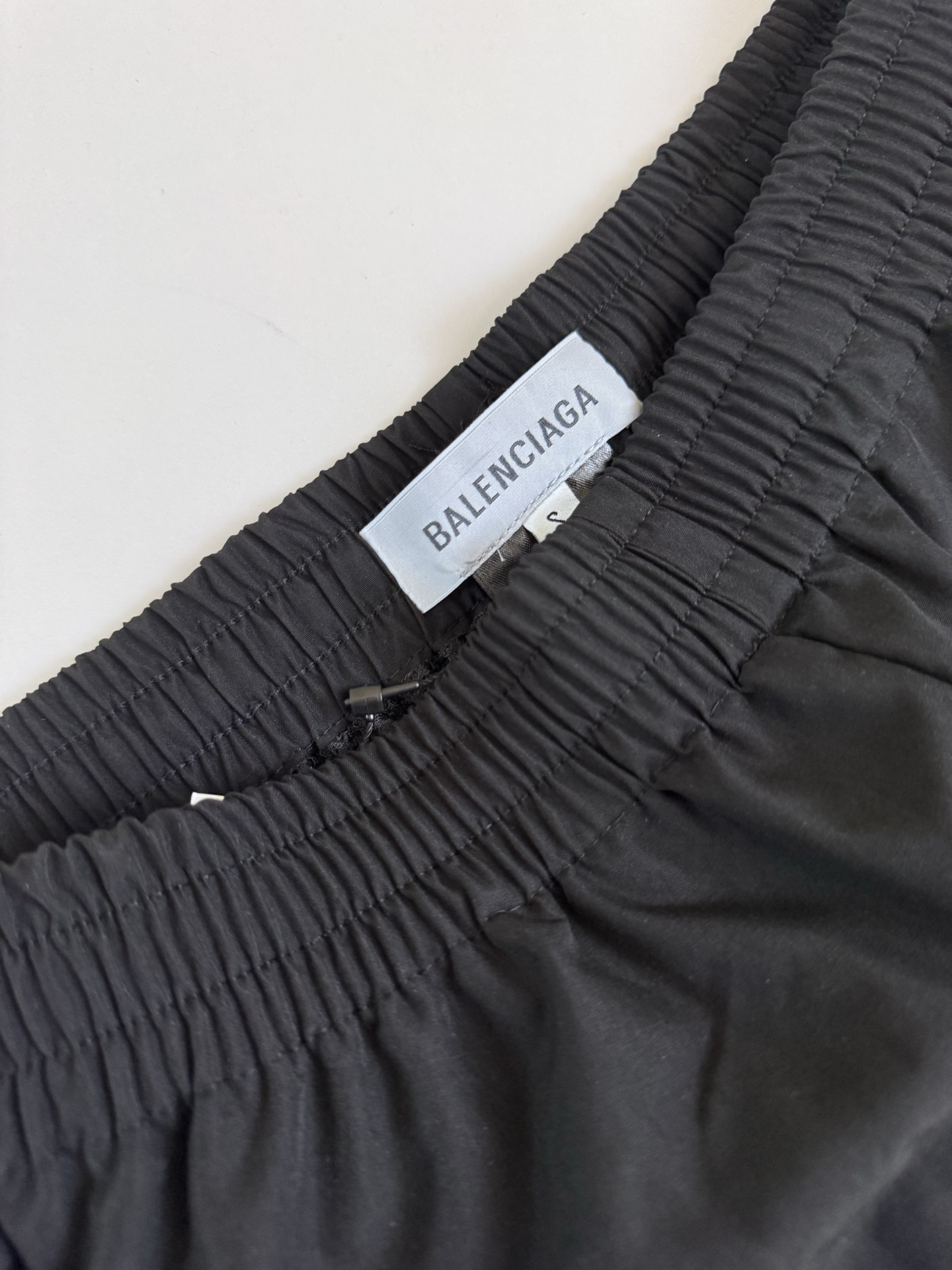 Balenciaga Bal 巴黎世家SS26圆环字母刺绣尼龙运动短裤