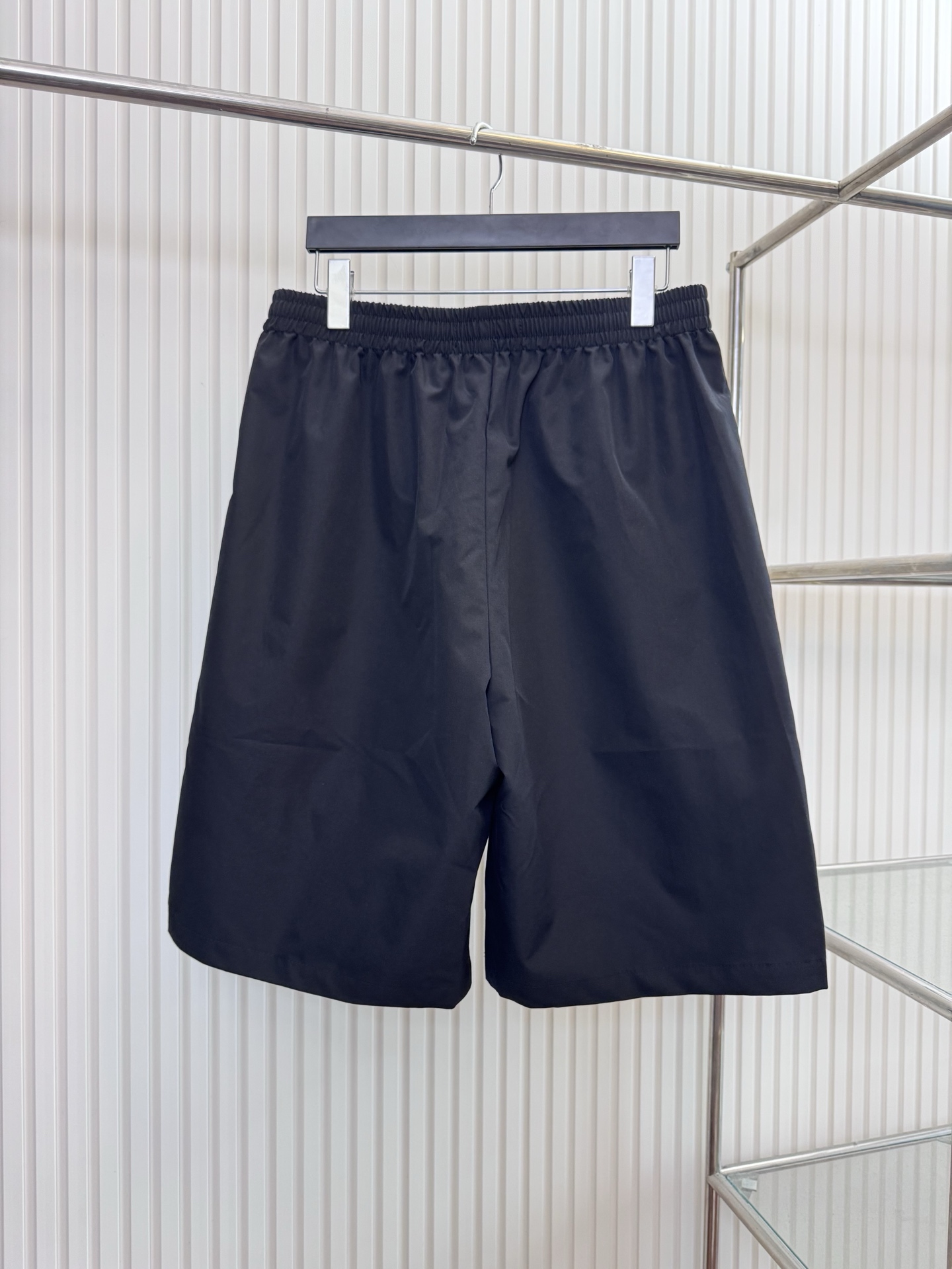 Balenciaga Bal 巴黎世家SS26圆环字母刺绣尼龙运动短裤