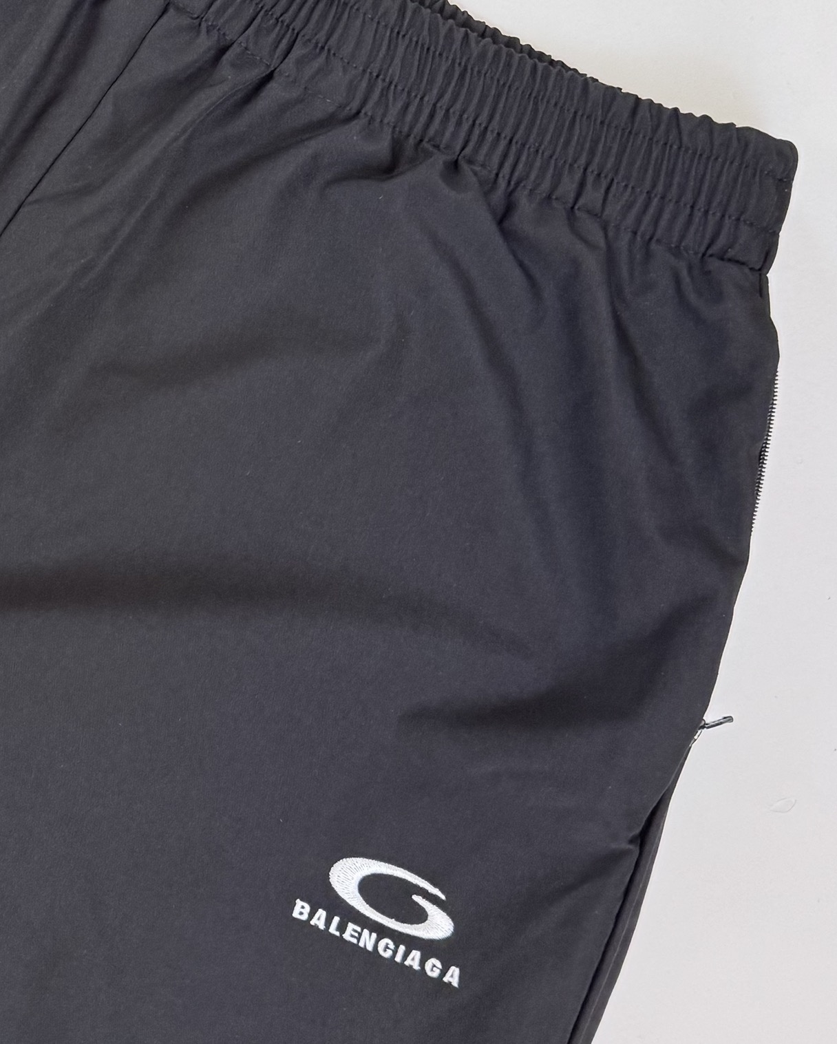 Balenciaga Bal 巴黎世家SS26圆环字母刺绣尼龙运动短裤