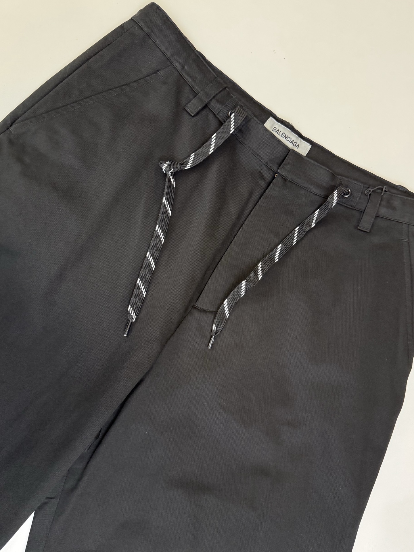 Balenciaga Bal 巴黎 26ss新款斜纹棉布扣子滚边口袋 休闲长裤
