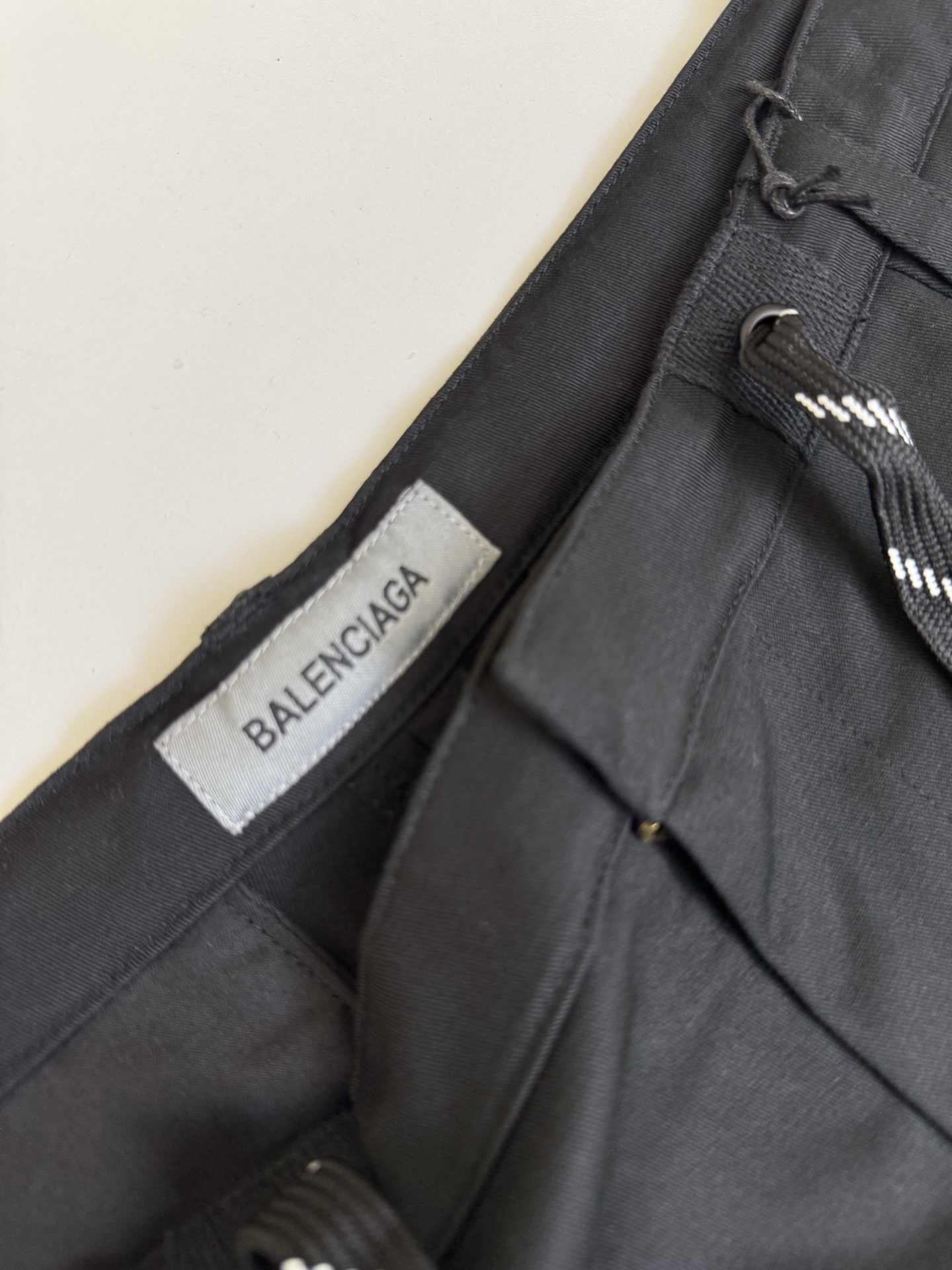 Balenciaga Bal 巴黎 26ss新款斜纹棉布扣子滚边口袋 休闲长裤