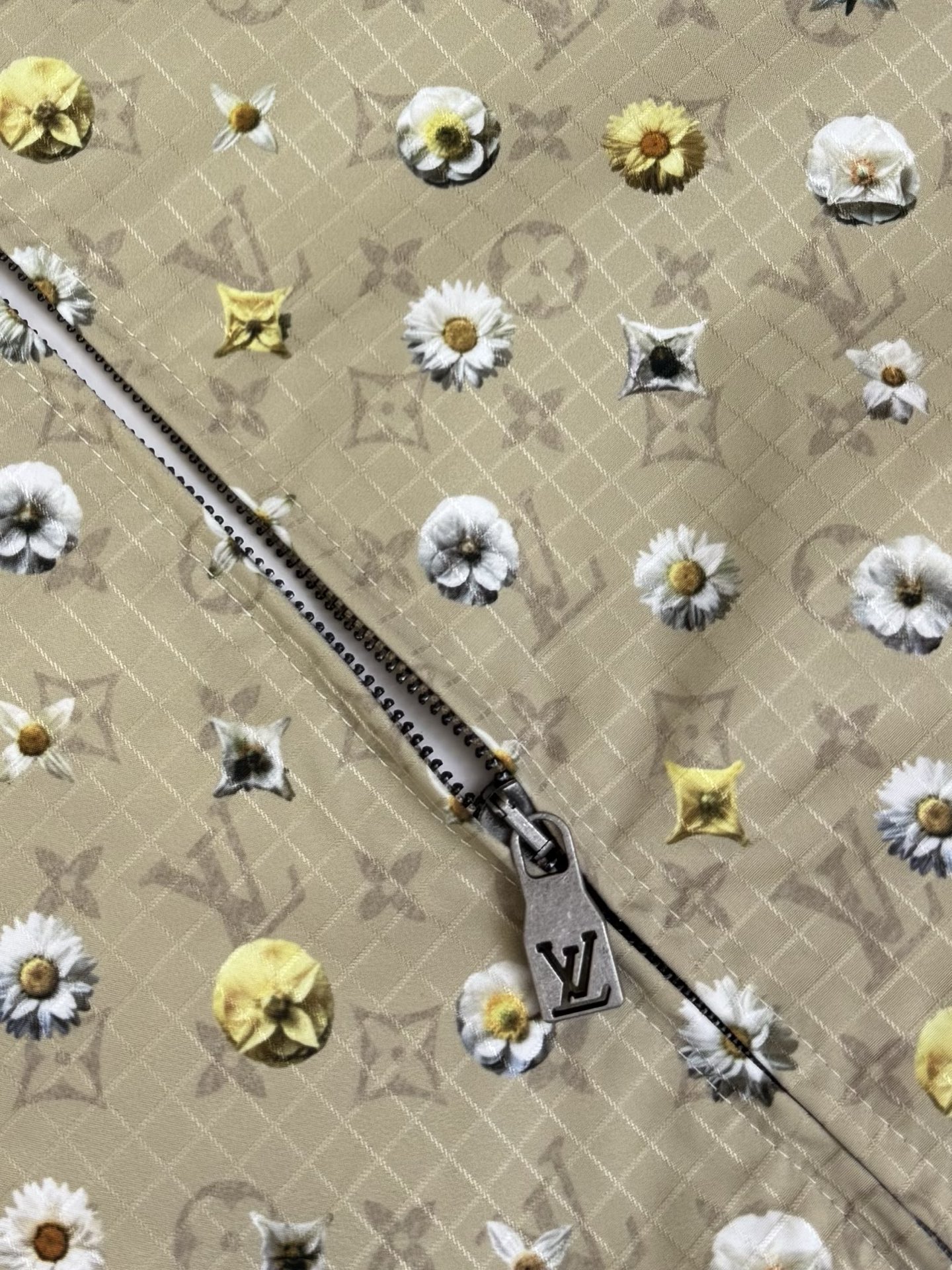 Louis Vuitton 1v 路易 SS26 雏菊Monogram满印老化立领夹克外套