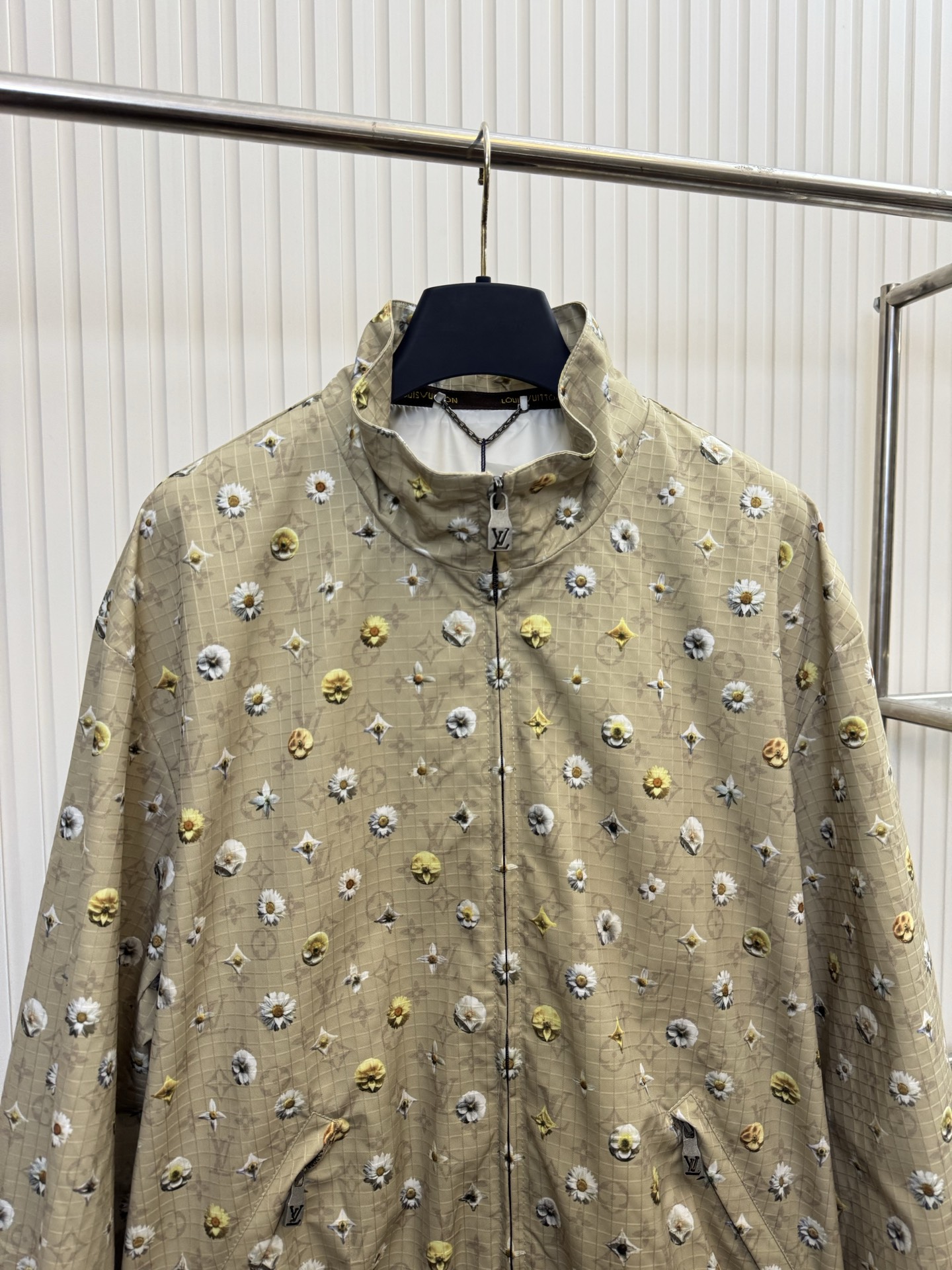 Louis Vuitton 1v 路易 SS26 雏菊Monogram满印老化立领夹克外套