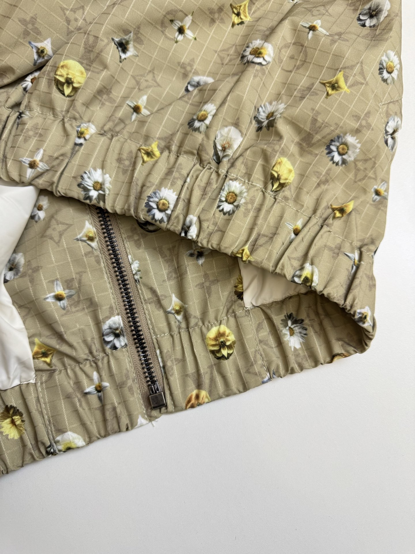 Louis Vuitton 1v 路易 SS26 雏菊Monogram满印老化立领夹克外套