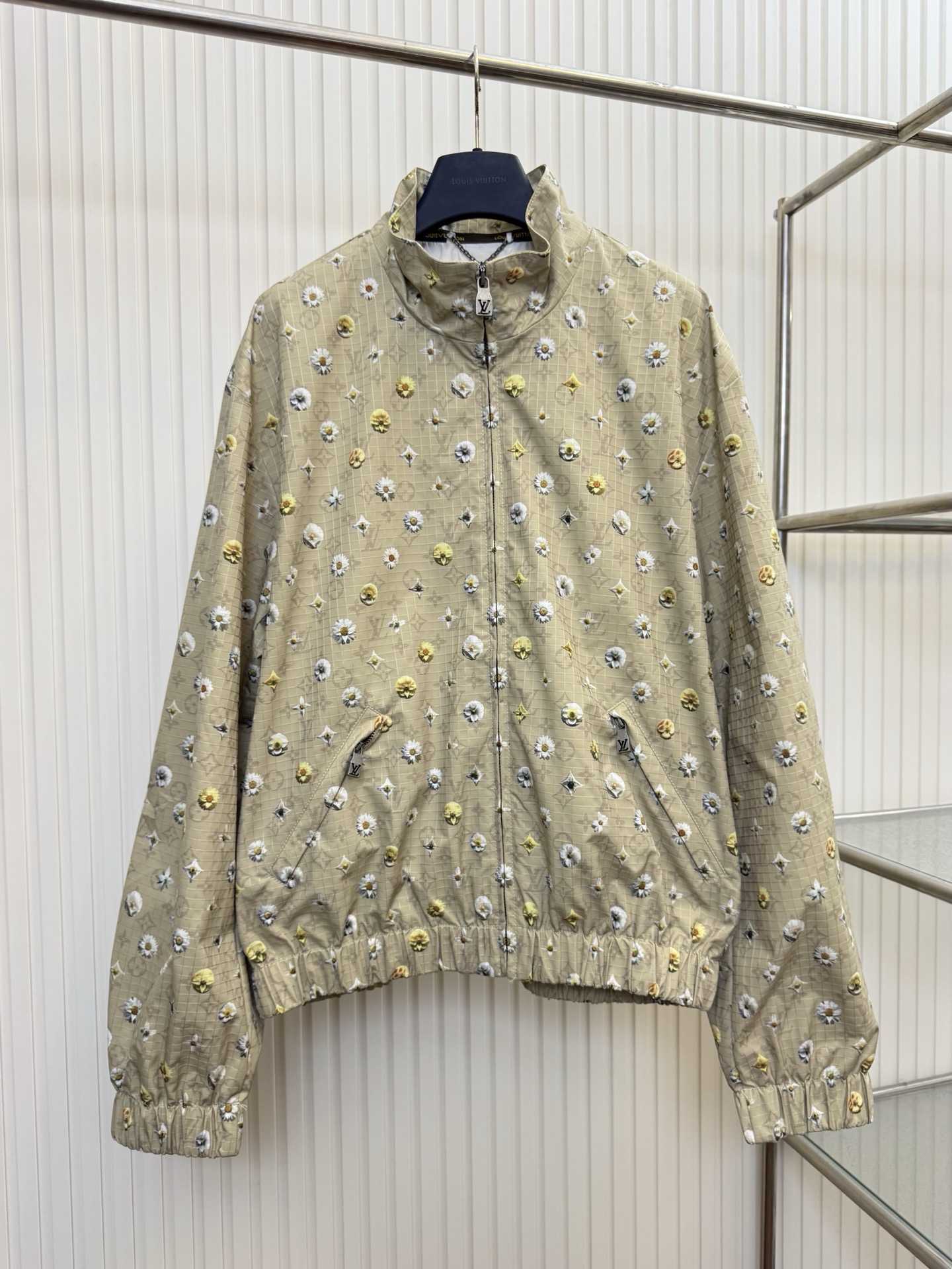 Louis Vuitton 1v 路易 SS26 雏菊Monogram满印老化立领夹克外套