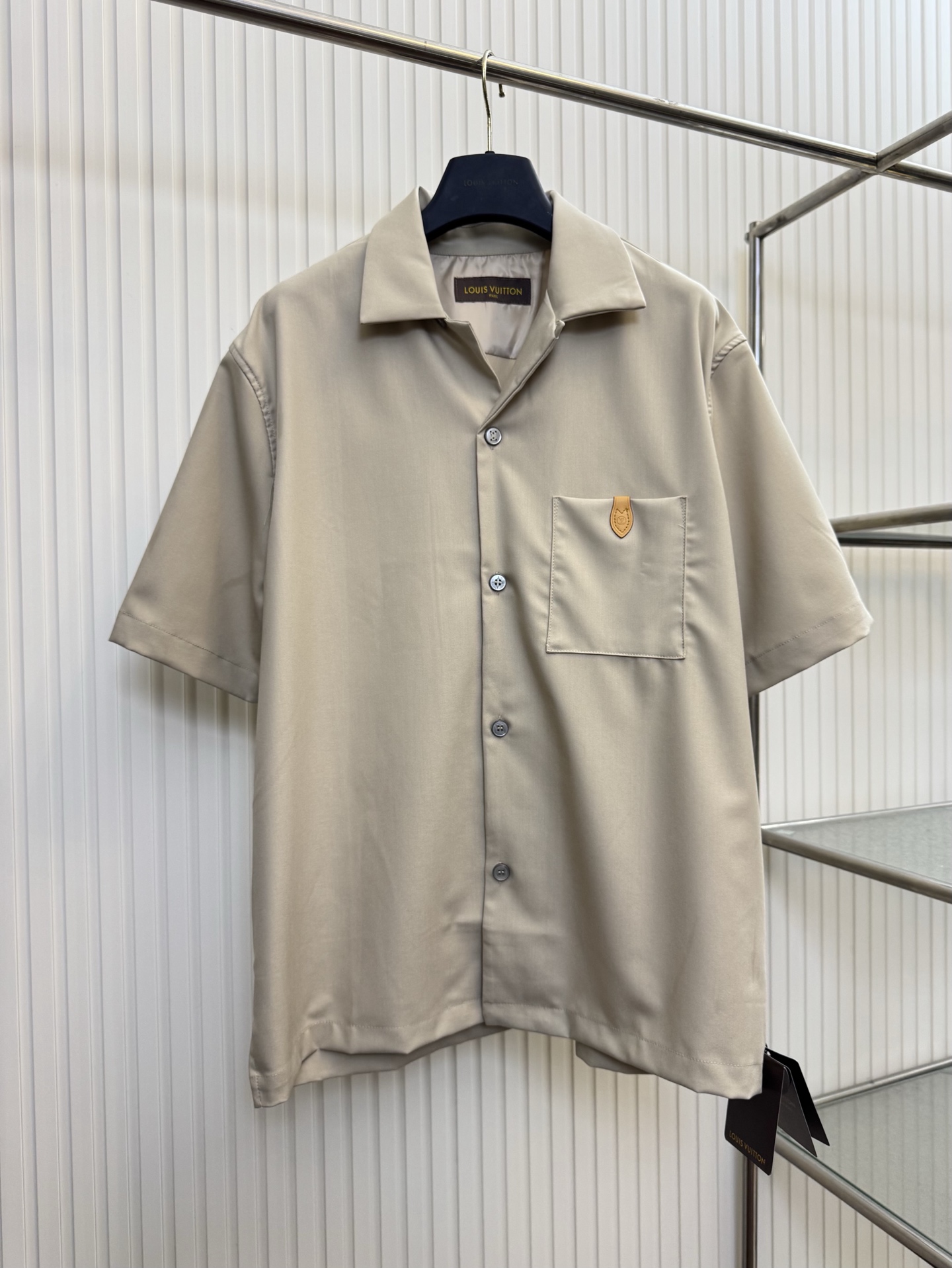 Louis Vuitton 1v 路易26SS丝棉绒混纺口袋皮标开领衬衫短袖