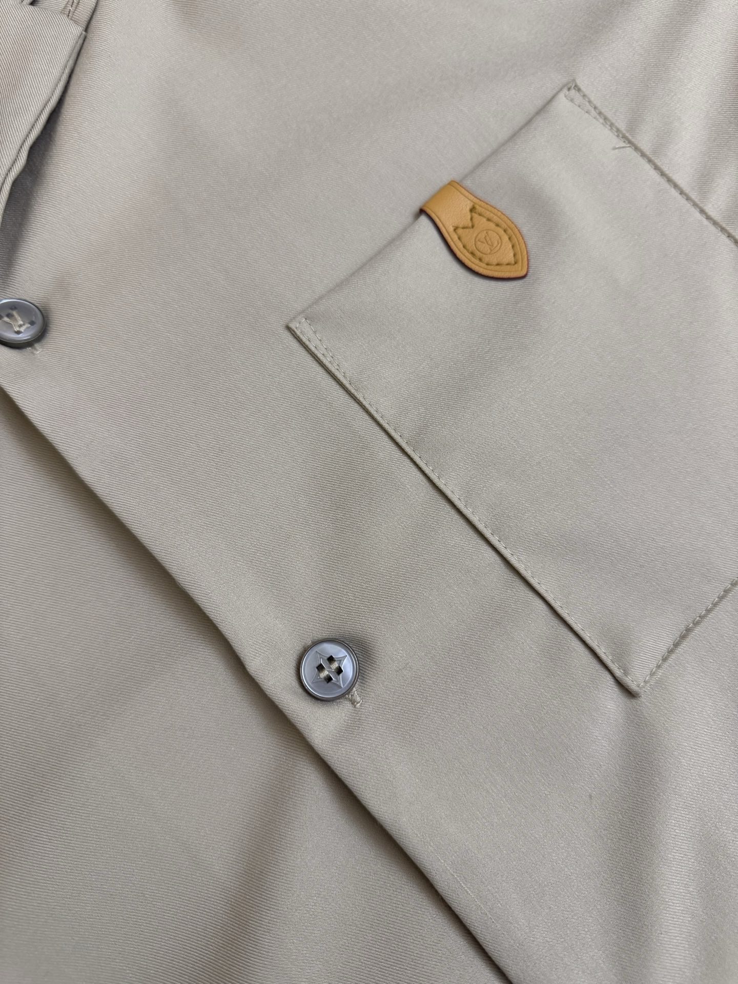 Louis Vuitton 1v 路易26SS丝棉绒混纺口袋皮标开领衬衫短袖
