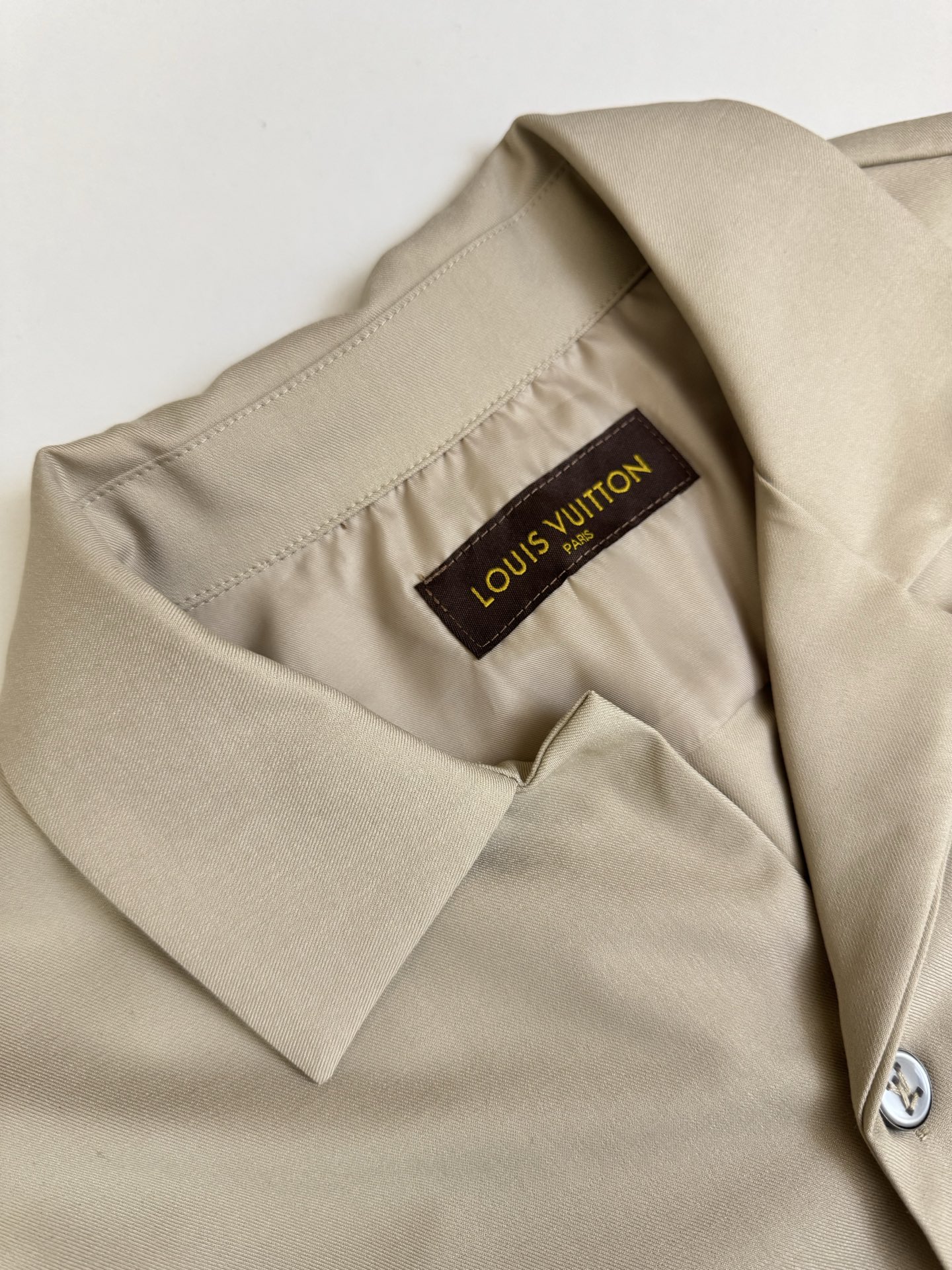 Louis Vuitton 1v 路易26SS丝棉绒混纺口袋皮标开领衬衫短袖