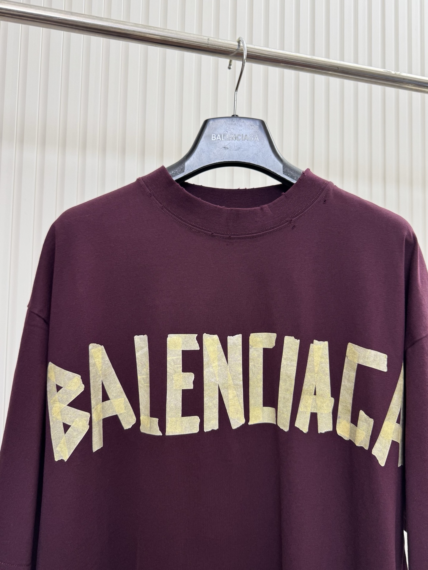 Balenciaga Bal 巴黎美纹纸酒红色黄胶带短袖T恤