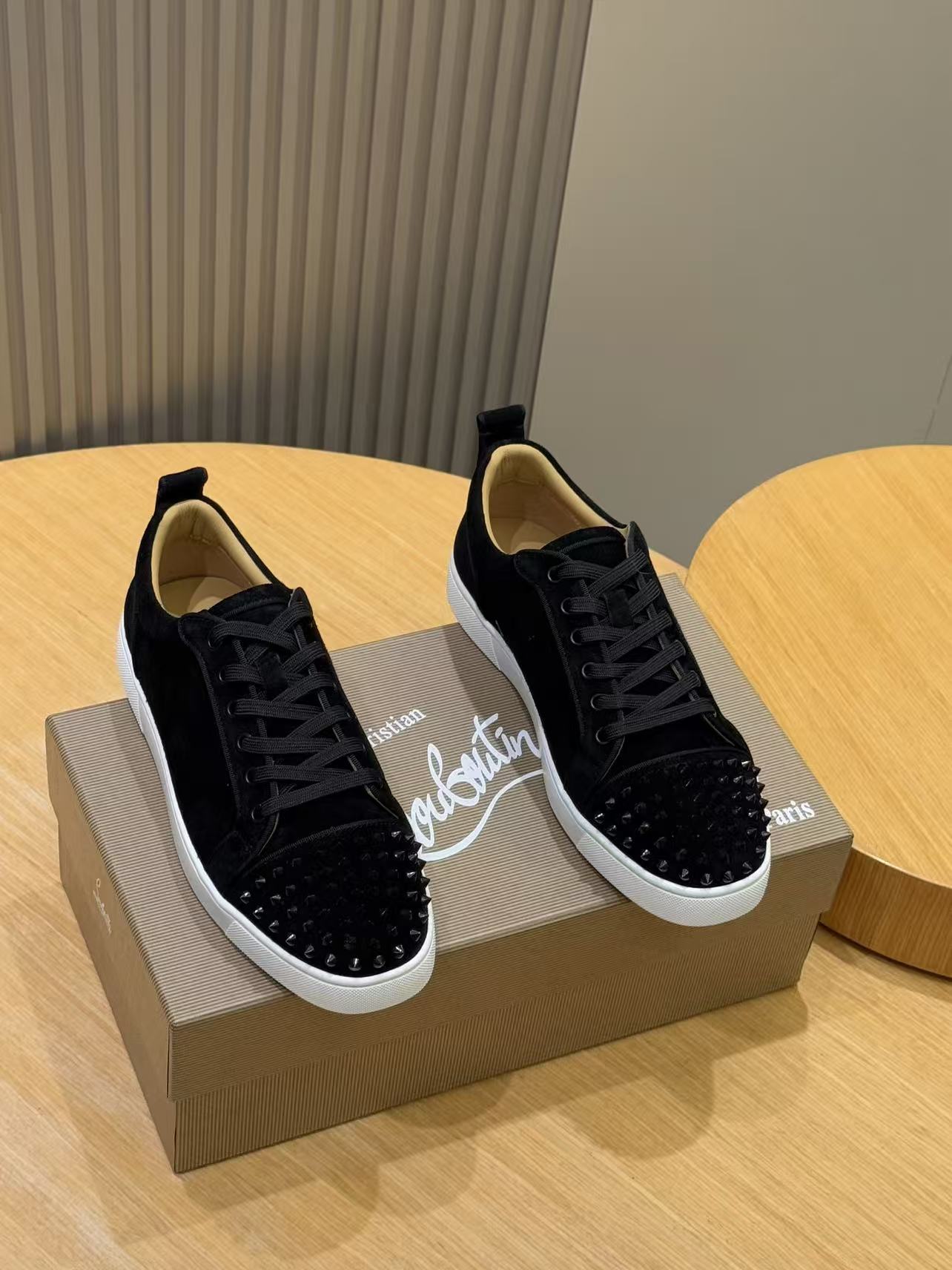 NO:620700,Christian Louboutin (red-soled shoes) Italian men's casual sneakers are shipped!  Each pair of shoes from this Italian handmade shoe brand has a simple and classic design, which is very comfortable and versatile!  The upper fabric of this shoe is made of imported cowhide, with high-end and comfortable cowhide lining!  The outsole is made of original rubber bottom sheets and is lined with cowhide!  Brand-specific molded footbed, exclusive private mold control! Original box packaging, with shoe storage bag!  39 40 41 42 43 44 (38 45 46 customized),,christian louboutin,cowhide19860909Christian Louboutin（红底鞋）意大利男士休闲板鞋出货！这个意大利纯手工鞋履品牌的每一双鞋设计简洁经典,上脚非常舒适百搭！ 此款鞋面面料采用进囗牛皮,高档舒适牛皮内里！大底采用原版橡胶底片组合成型,牛皮内里！品牌专用开模脚床,独家私模可控!原盒包装,配鞋履收纳袋！39 40 41 42 43 44（38 45 46定做）,,christian louboutin,cowhide,Men's shoes