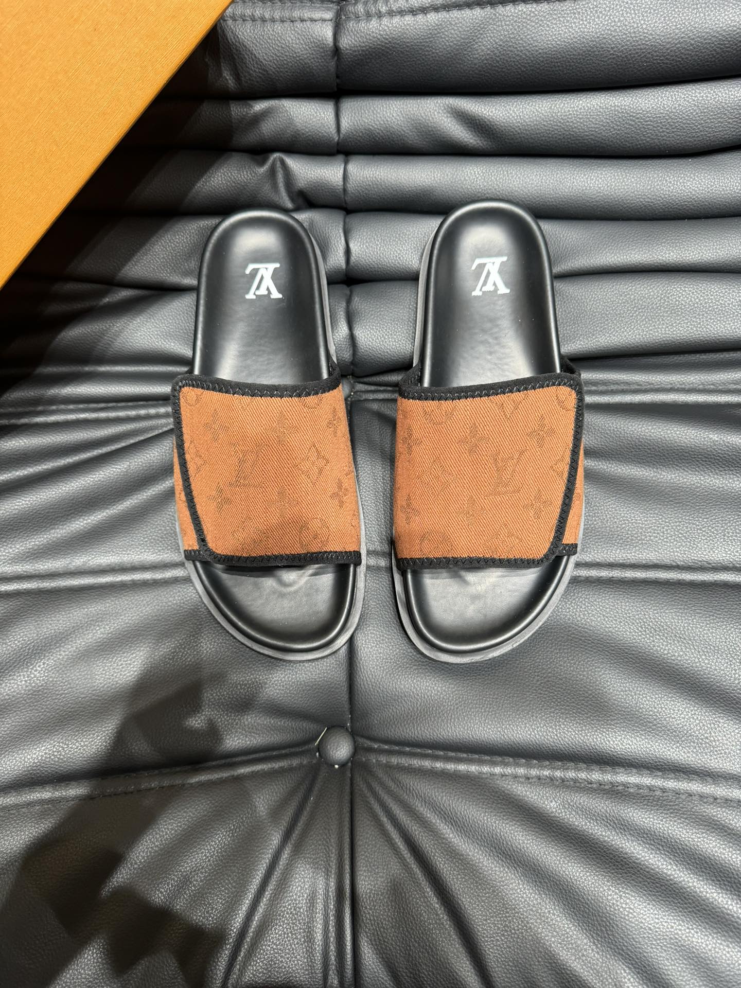 Louis Vuitton Chaussures Pantoufles Série d’été Peu importe