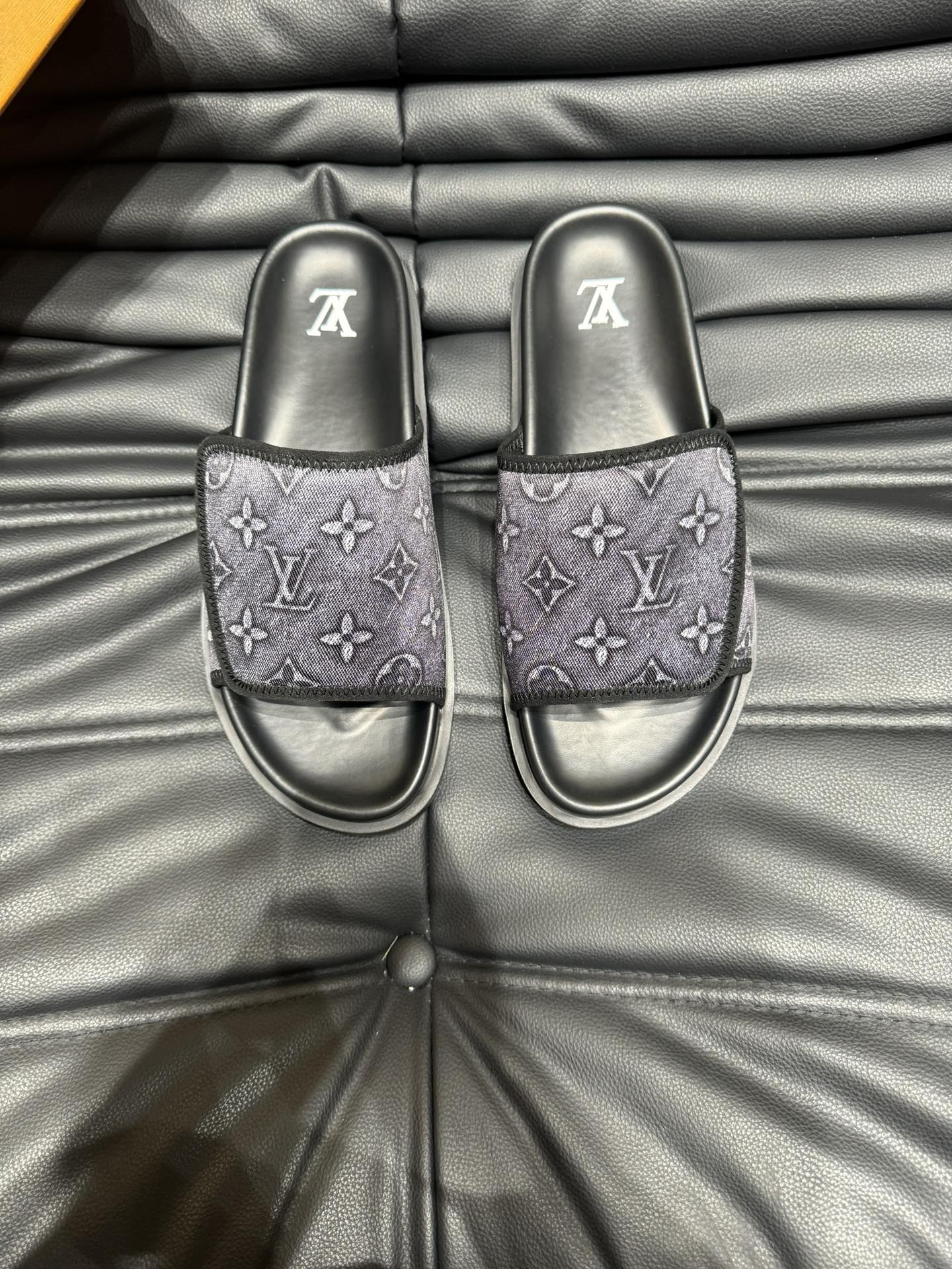 Qu’est-ce que la qualité AAA
 Louis Vuitton Chaussures Pantoufles Série d’été Peu importe