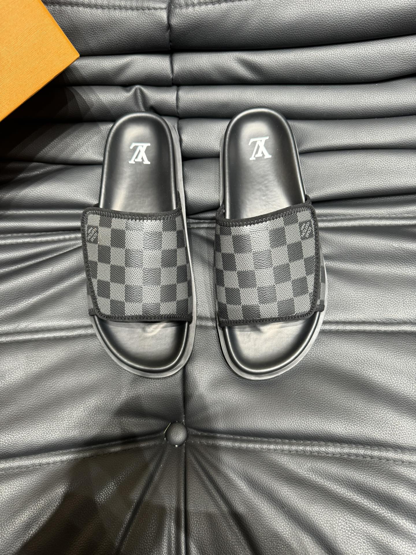 Louis Vuitton Chaussures Pantoufles Série d’été Peu importe