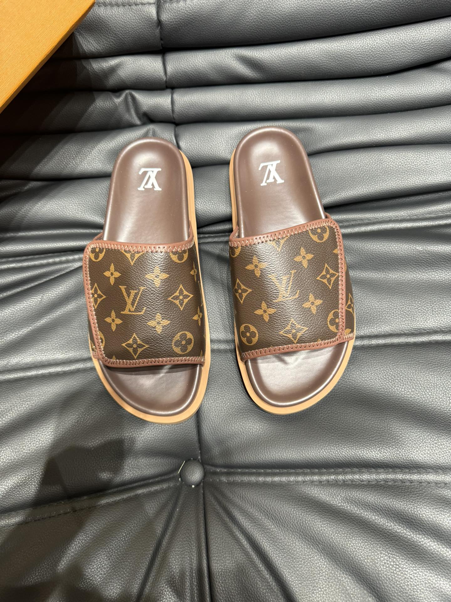 Louis Vuitton Chaussures Pantoufles Série d’été Peu importe