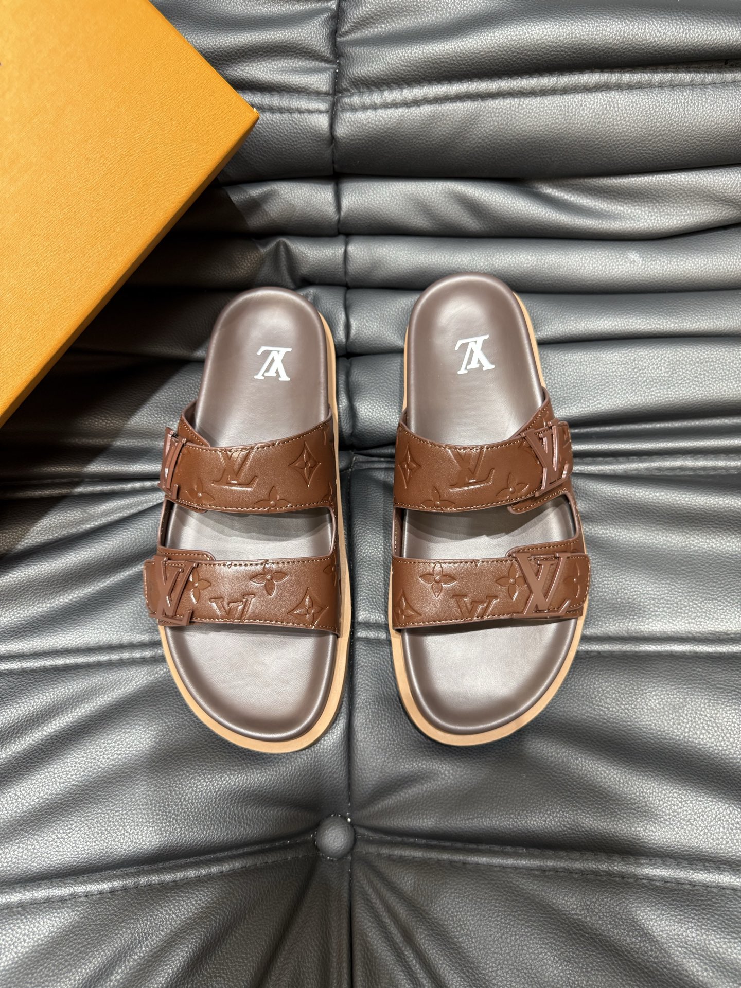 NO:273855,【L Home】Size:38-45 Top Purchase LV Men's Summer Slippers, High-end Boutique Luxury Slippers, 1:1 High-end Quality, Casual, Sunny, Loose and Comfortable, The highest version of high-quality products, must-have in summer!  , louis vuitton,louis vuitton,slippers19860909【 L家】Size:38-45 顶级代购 lv男士夏季拖鞋,高端精品  奢品拖鞋,1:1高端品质,休闲阳光宽松舒适型,最高版本高品质精品,经夏季必入哦！,,louis vuitton,louis vuitton,slippers,Men's shoes